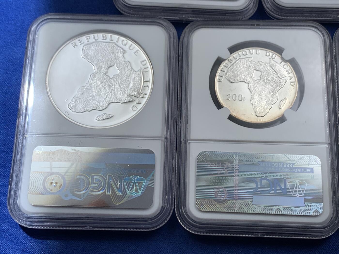 《竞宝斋》第454场 周日，周一 2场连拍 （全场包邮，欢迎送拍） 稀少5枚一组 NGC MS67-PF66 乍得 1970年 银币5枚套 都是非常稀少的品种 5枚中最多的发行量只有1300枚 值得入手 100F的盒子角落有磕