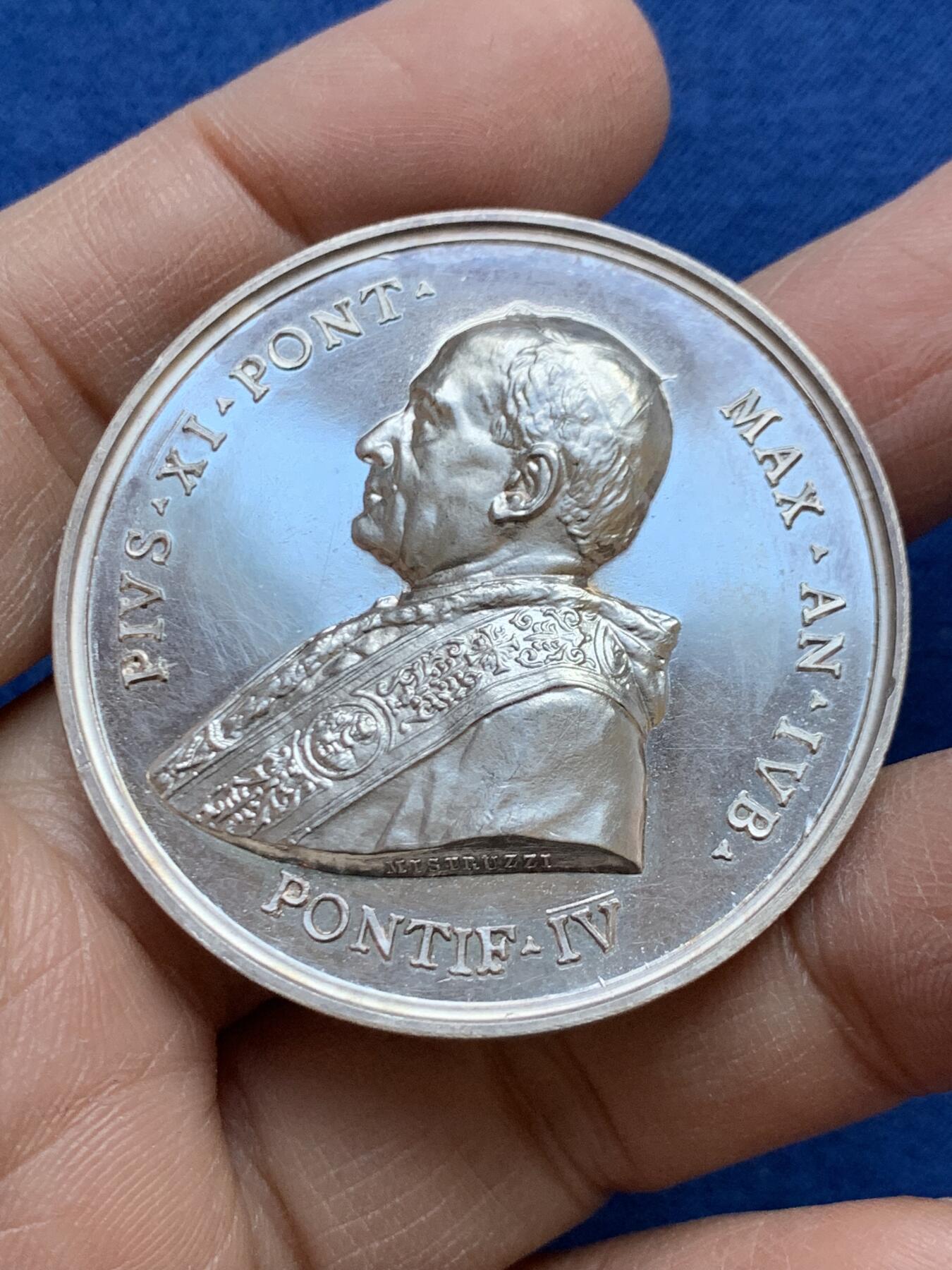 《竞宝斋》第454场 周日，周一 2场连拍 （全场包邮，欢迎送拍） 1925年教皇庇护十一世大银章，背面梵蒂冈理事会议，直径：43.8mm，重：32.25g