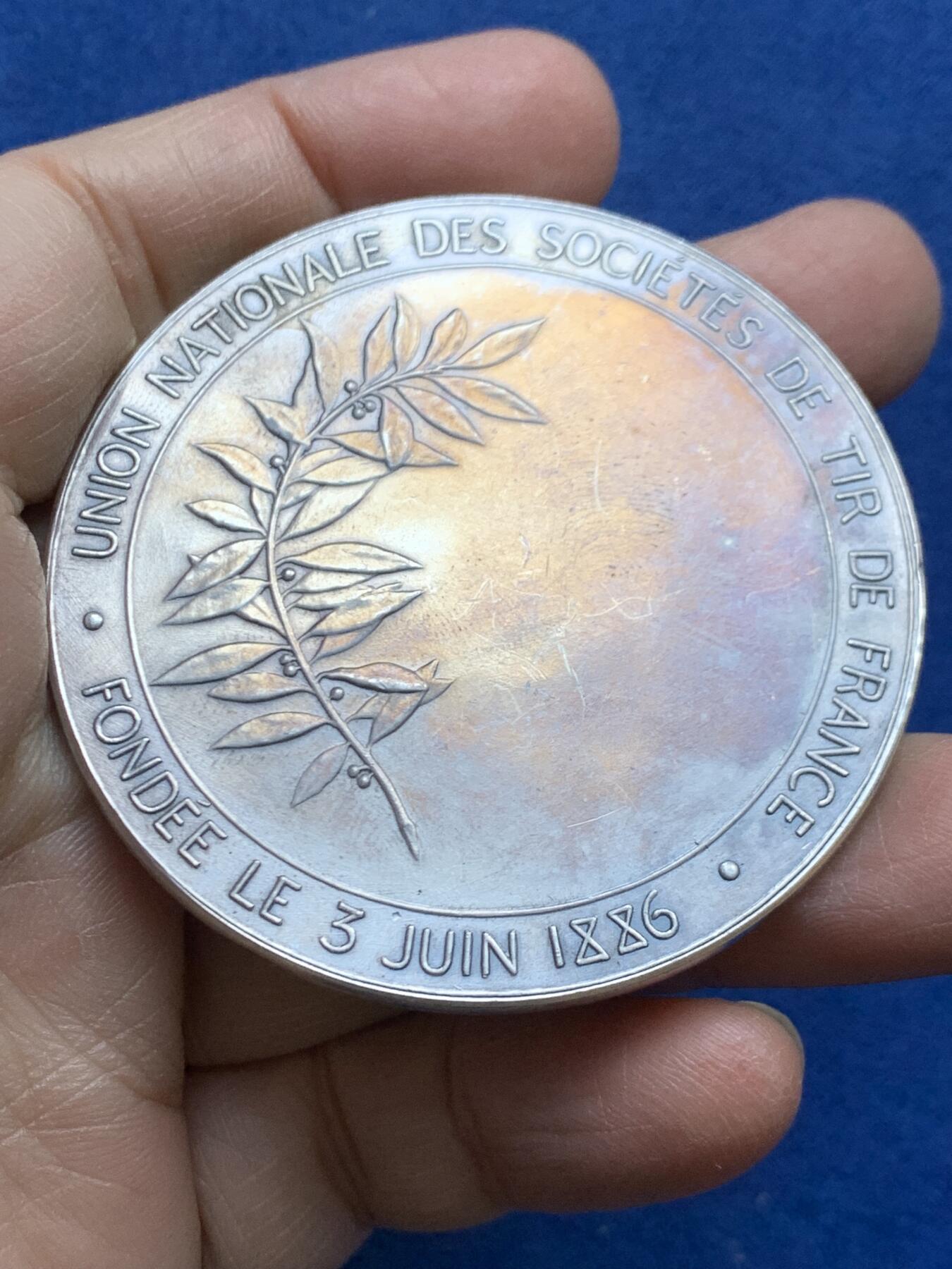 《竞宝斋》第454场 周日，周一 2场连拍 （全场包邮，欢迎送拍） 1886年法国射击节大银章 77.4克 58.6mm 丰饶角银标 带盒