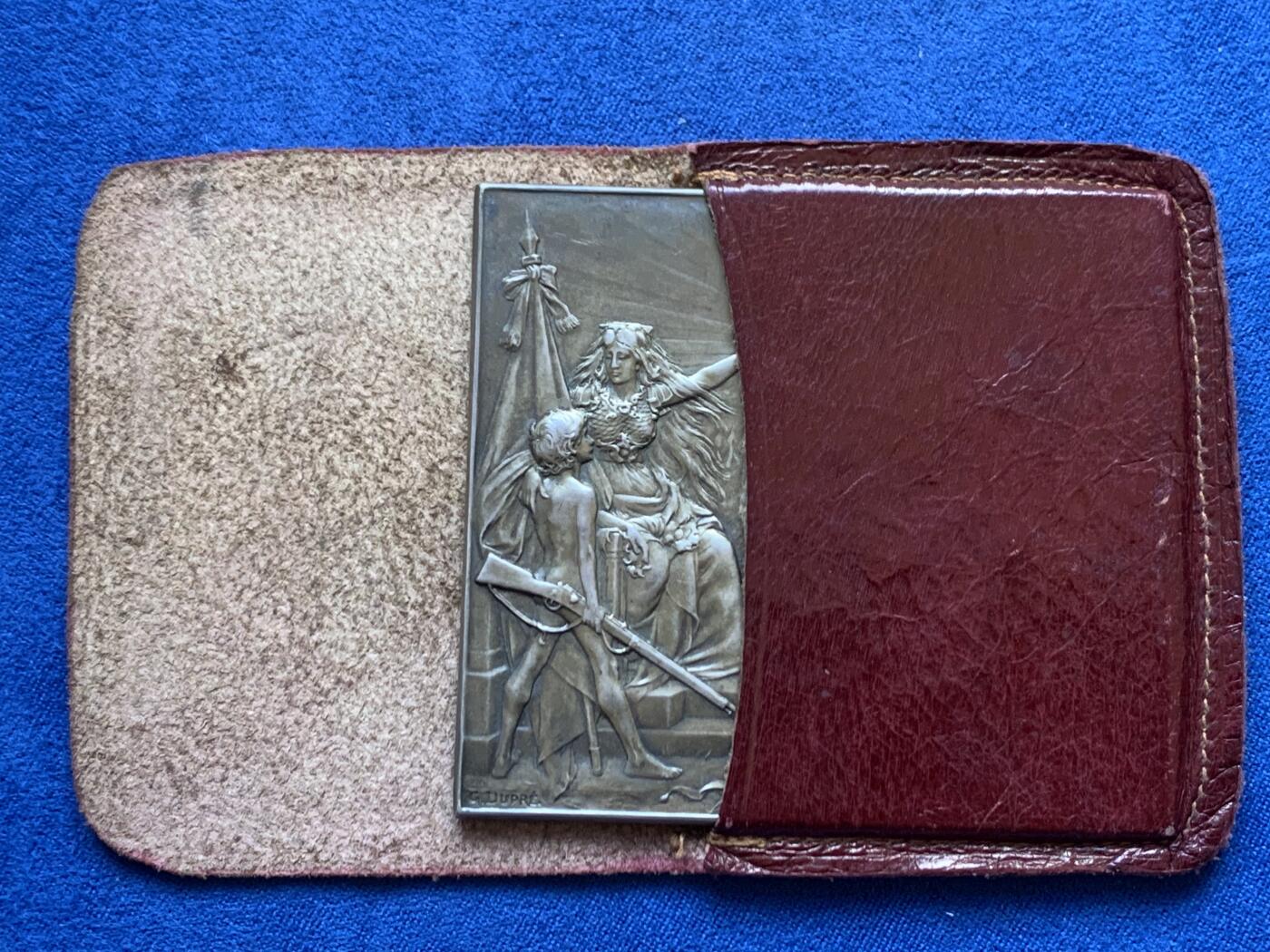 《竞宝斋》第454场 周日，周一 2场连拍 （全场包邮，欢迎送拍） 法国射击协会联合会颁发 1901年射击节大银章 好品 包浆很好 丰饶角银 带原始皮套  大尺寸64*48.2mm 71.4克 丰饶角银标