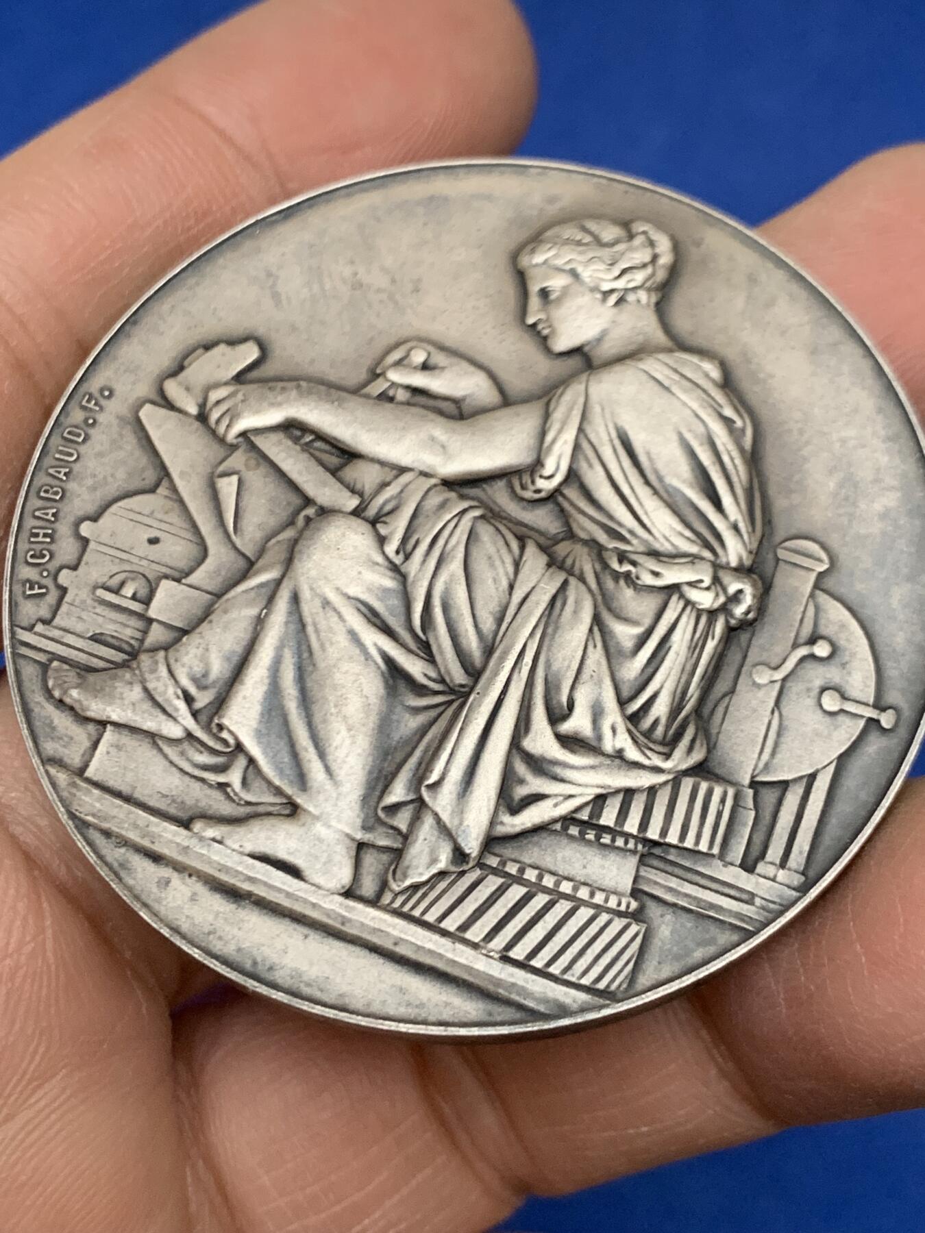 《竞宝斋》第454场 周日，周一 2场连拍 （全场包邮，欢迎送拍） 法国工业纺织女神银章，62.7克，49.5MM，丰饶角2银标。