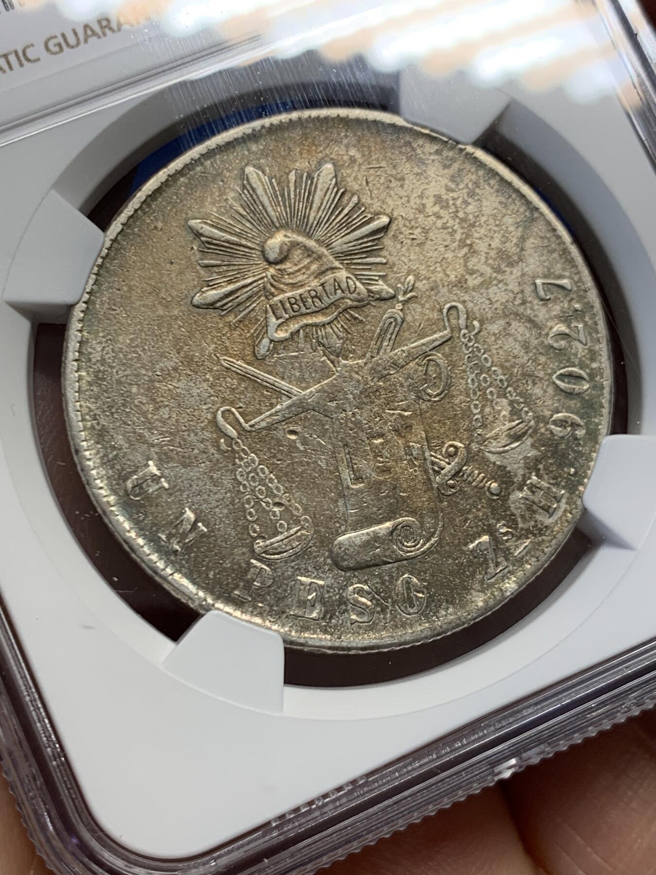 《竞宝斋》第454场 周日，周一 2场连拍 （全场包邮，欢迎送拍） NGC XFD 墨西哥1870年天平鹰洋1比索 有点彩包浆