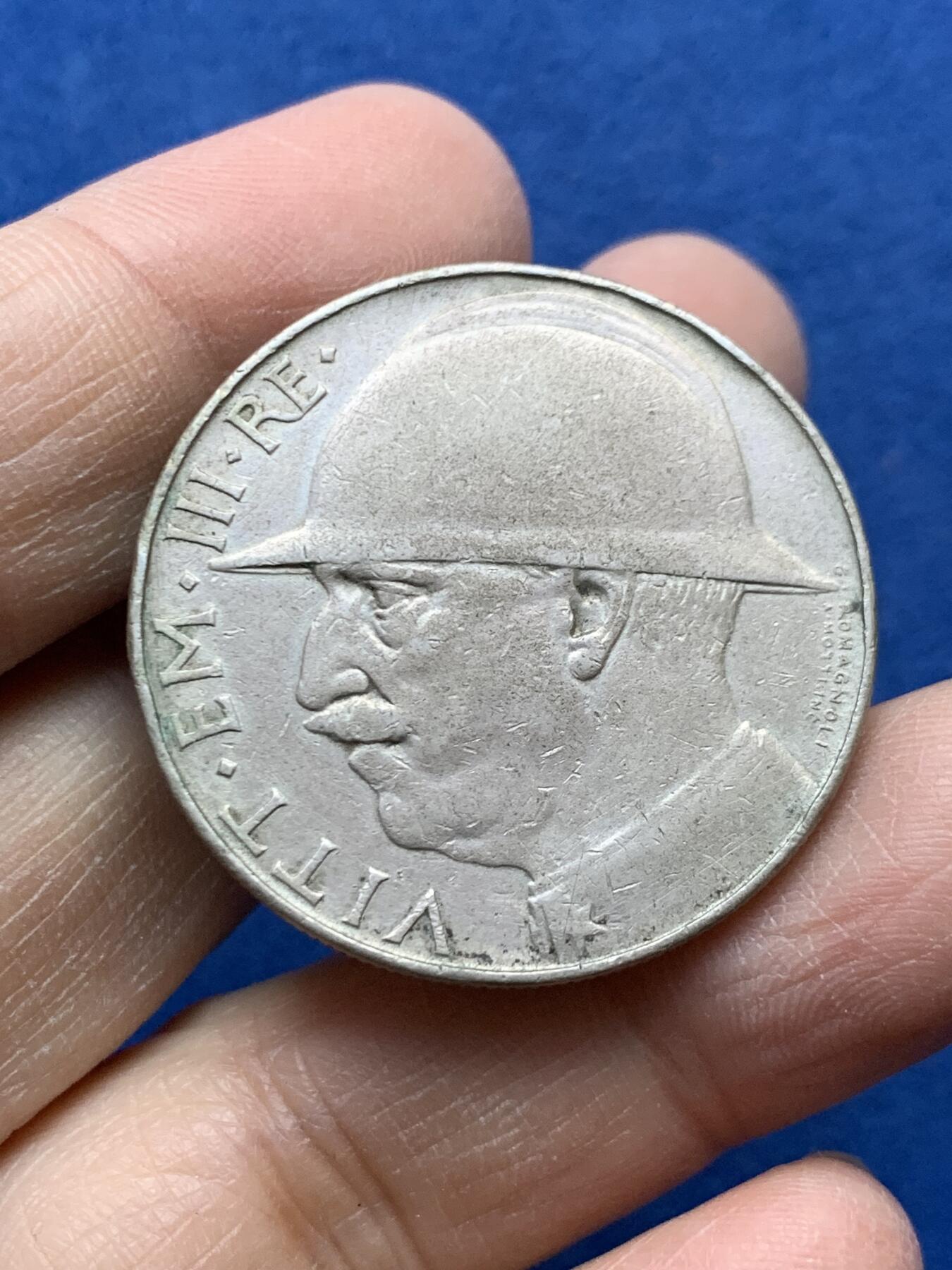 《竞宝斋》第454场 周日，周一 2场连拍 （全场包邮，欢迎送拍） 意大利1928年钢盔20里拉银币，意大利纪念一战，非常少见品种！细节见图