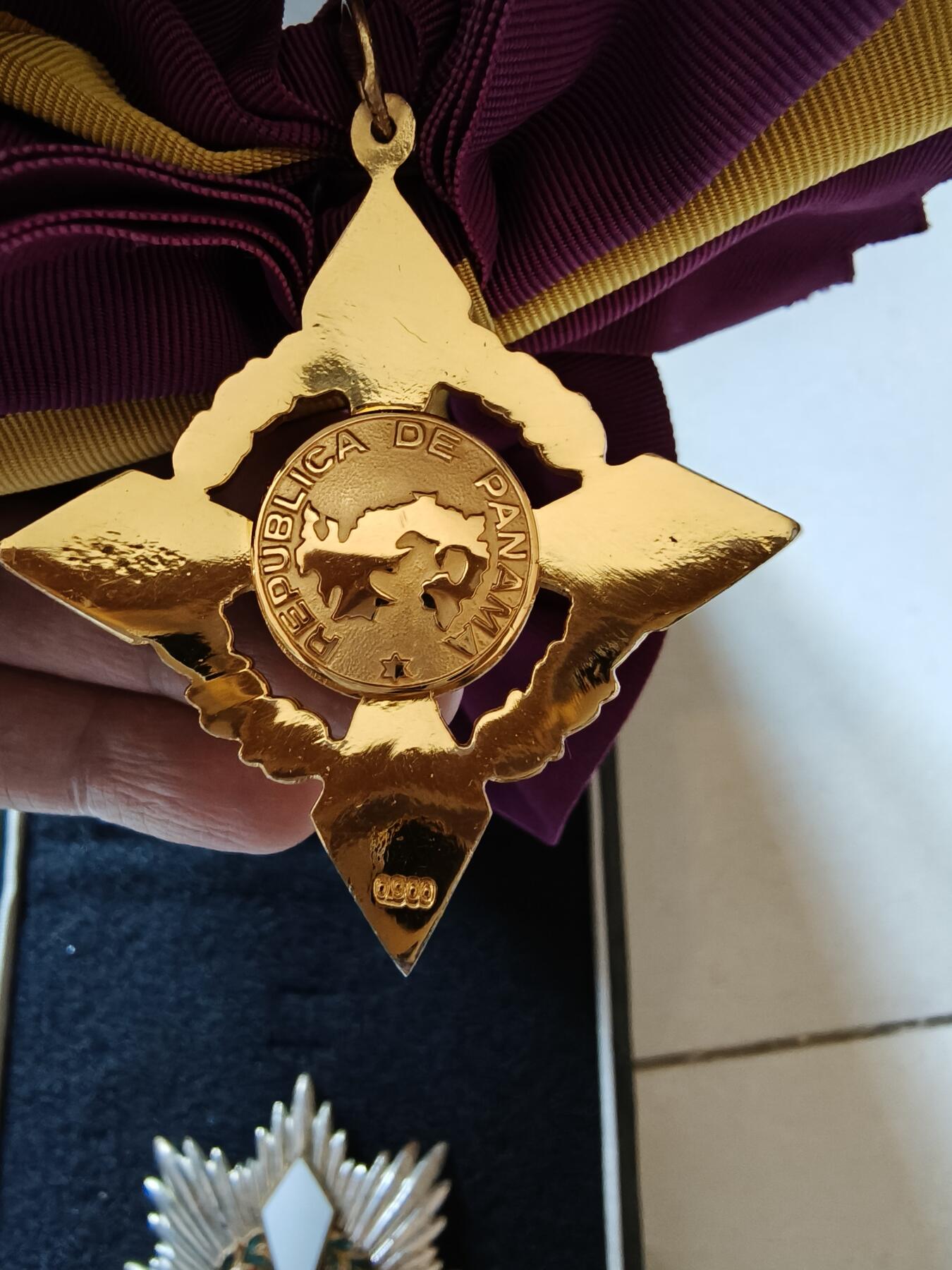 老王徽章第174期 巴拿马大十字级瓦斯科·努涅兹·德·巴尔博亚勋章     少见哥伦比亚珠宝商代工版本    原盒     银质镀金珐琅