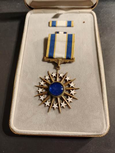 老王徽章第174期 - 美国空军杰出服役勋章     原盒带略和珐琅略