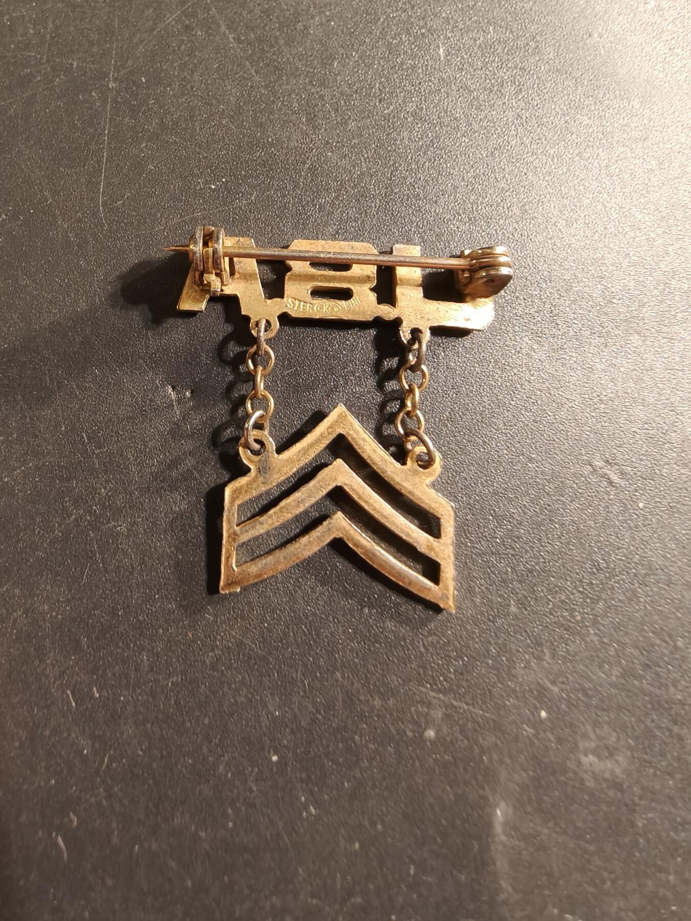 老王徽章第174期 美国二战陆军中士金属军衔证章     925银镀金    二战时期横针版     2.5g 