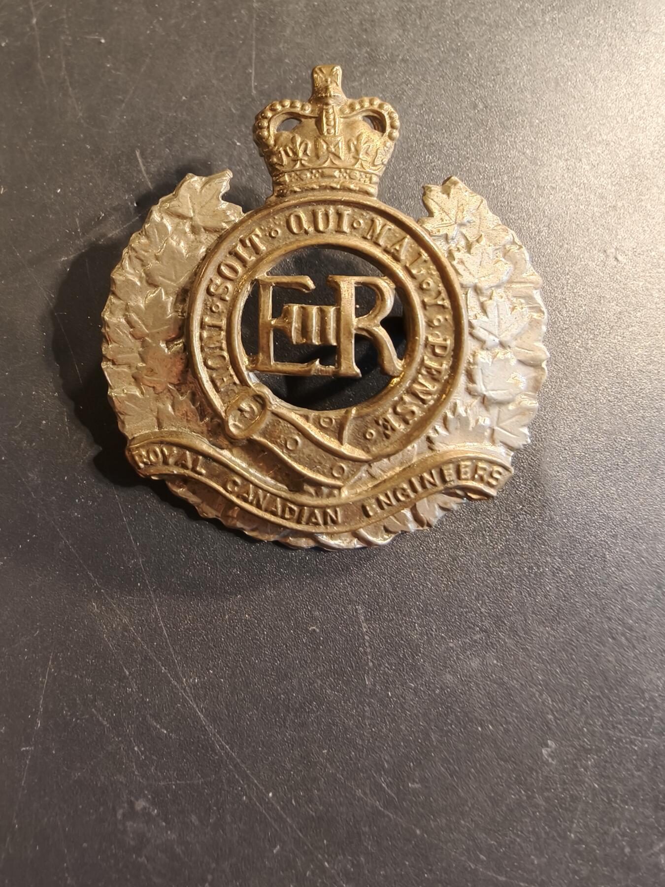 老王徽章第174期 英联邦皇家加拿大工兵团帽徽    女王时期