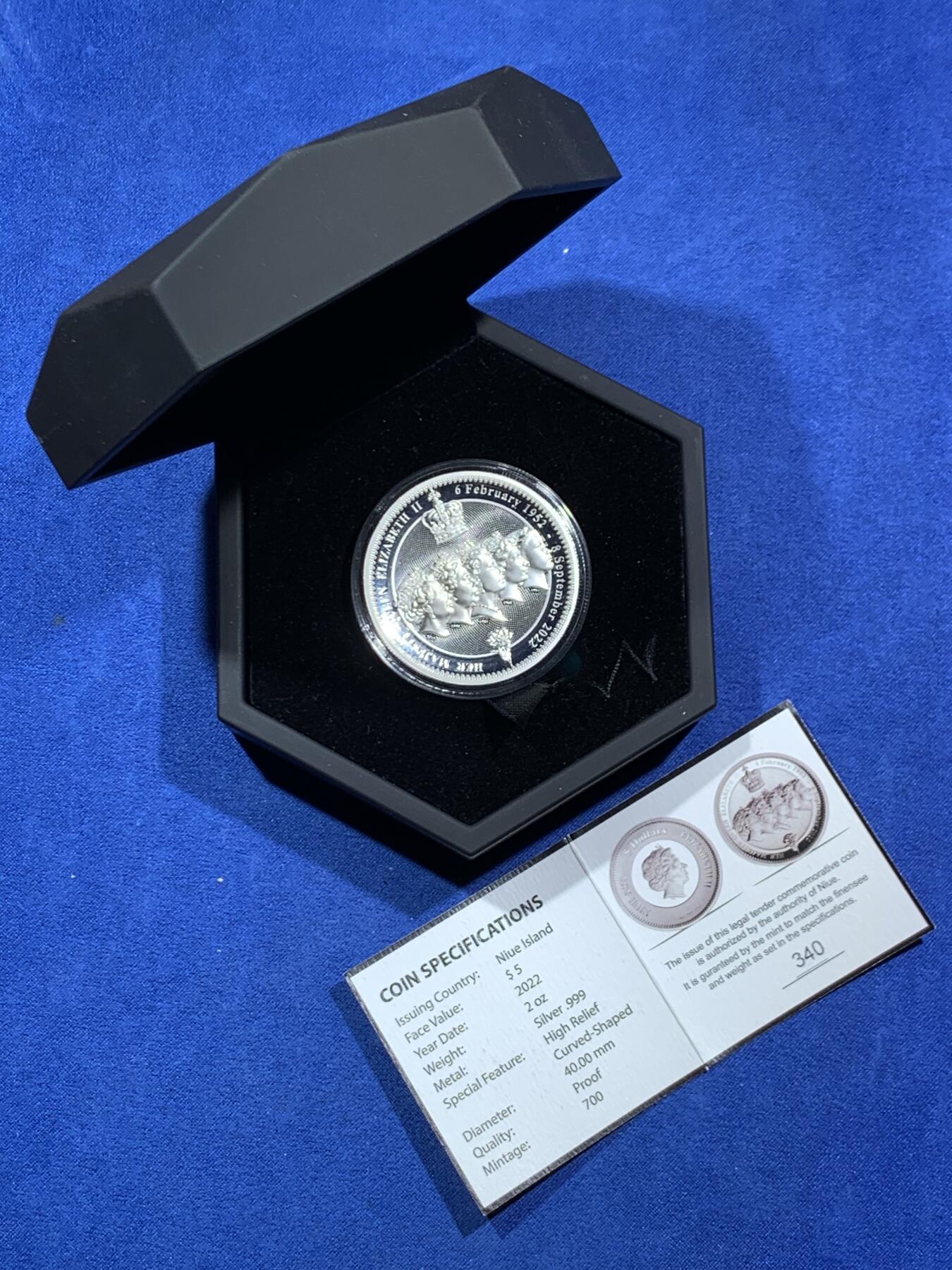 《竞宝斋》第454场 周日，周一 2场连拍 （全场包邮，欢迎送拍） 纽埃2022年伊丽莎白女王2盎司加厚纪念银币，是为缅怀2022年9月逝世的英女王打造，币面铭刻其1952年登基到2022年离世的岁月，融合女王不同人生阶段的经典形象。银币以999纯银铸造，重2盎司，采用加厚高浮雕与曲面精铸工艺，直径40mm，法定面值5新西兰元，全球仅限量发行700枚，该枚编号340，带原盒，证书，是兼具纪念意义与稀缺性的贵金属藏品。