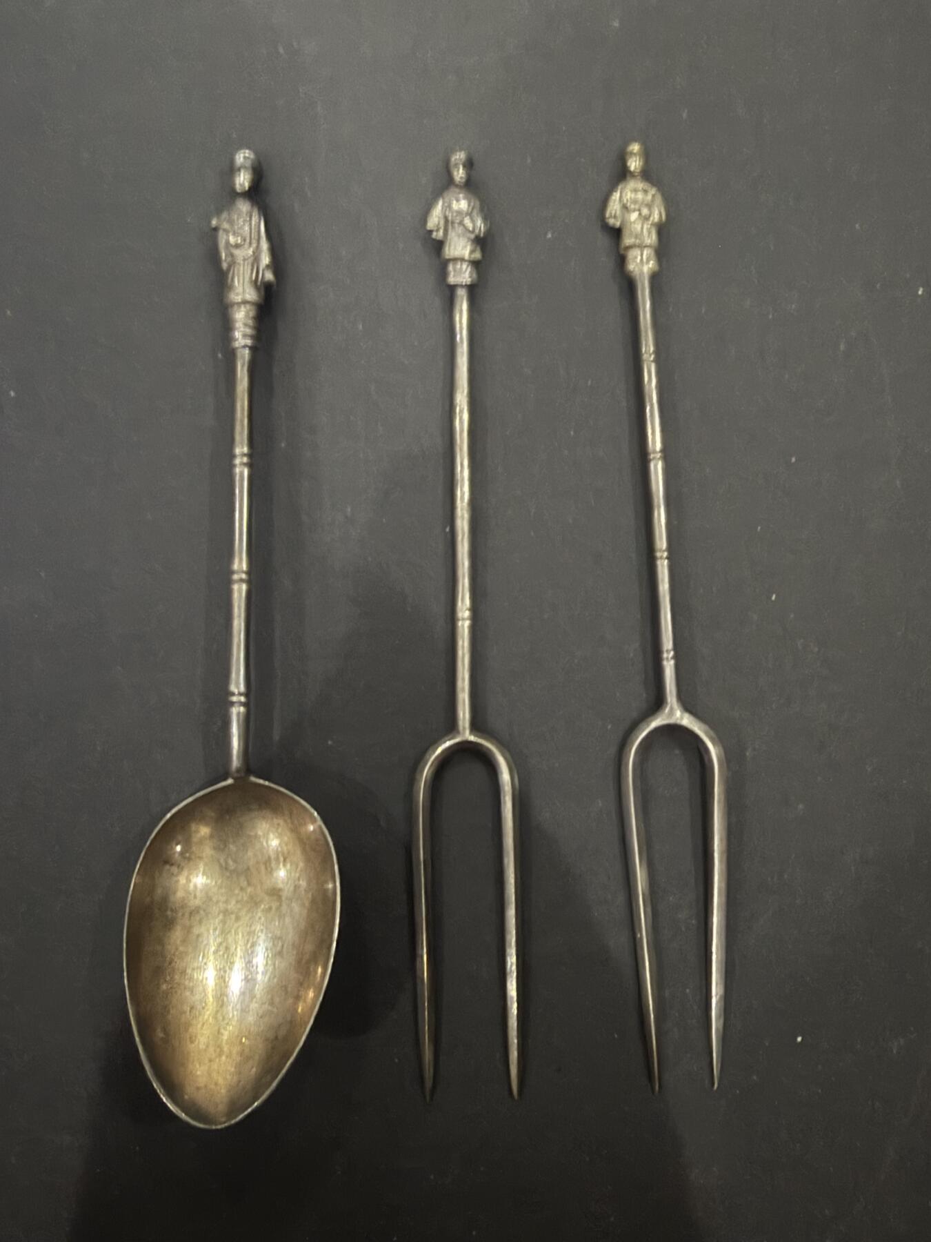 海外回流精品（欧美专场） 欧洲回流清代纯银勺子、水果叉子三把，有款，12.2cm，27.7g。