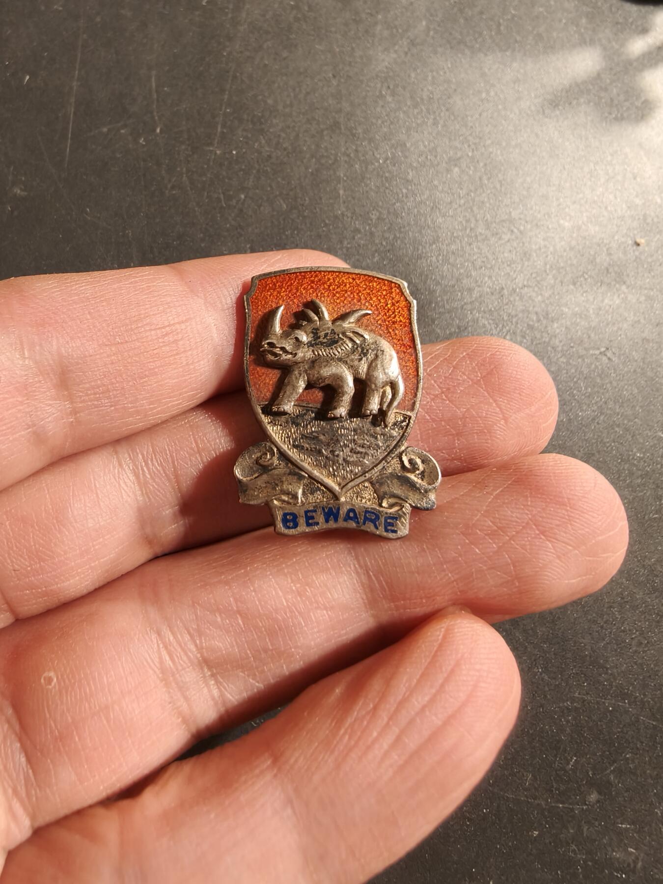 老王徽章第174期 美国陆军第711坦克歼击营证章     二战时期横针版    925银珐琅    9.8g  