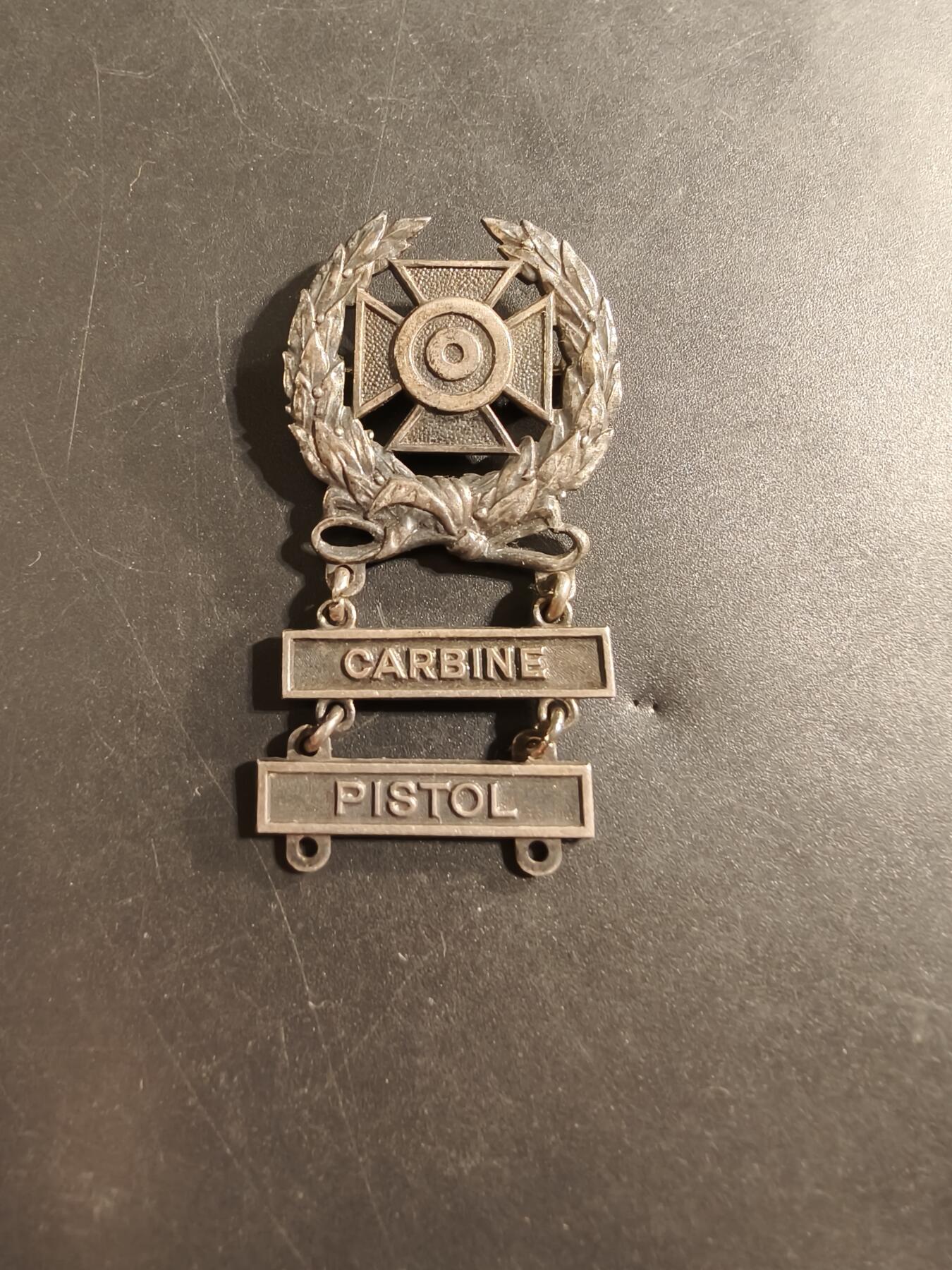 老王徽章第174期 美国陆军神射手技能章   二战时期横针版   925银    卡宾枪、手枪勋条    13.6g