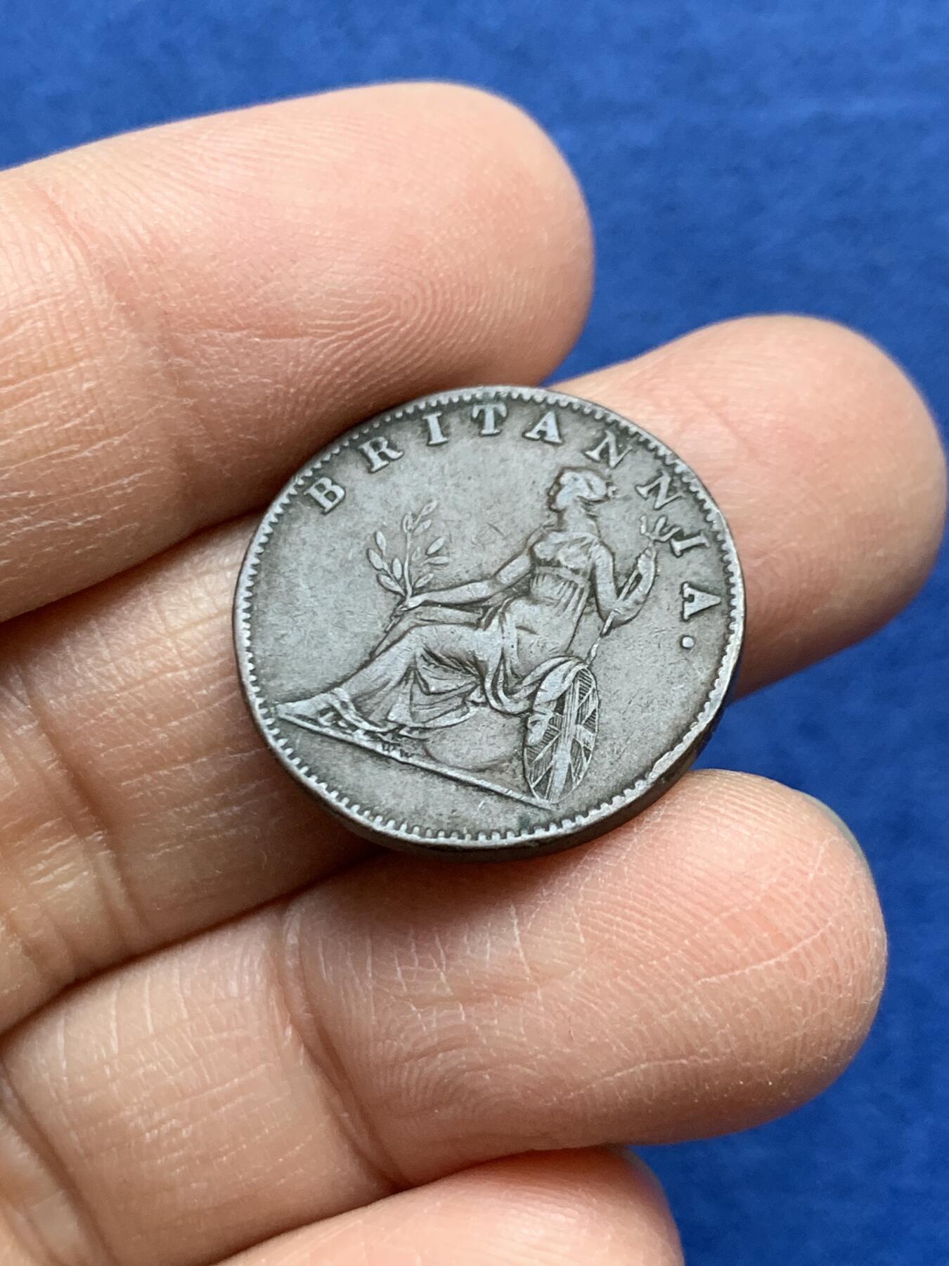 《竞宝斋》第454场 周日，周一 2场连拍 （全场包邮，欢迎送拍） 英属爱奥尼亚群岛 1819年 2雷普塔 铜币 巧克力色包浆 细节不错 少见品种