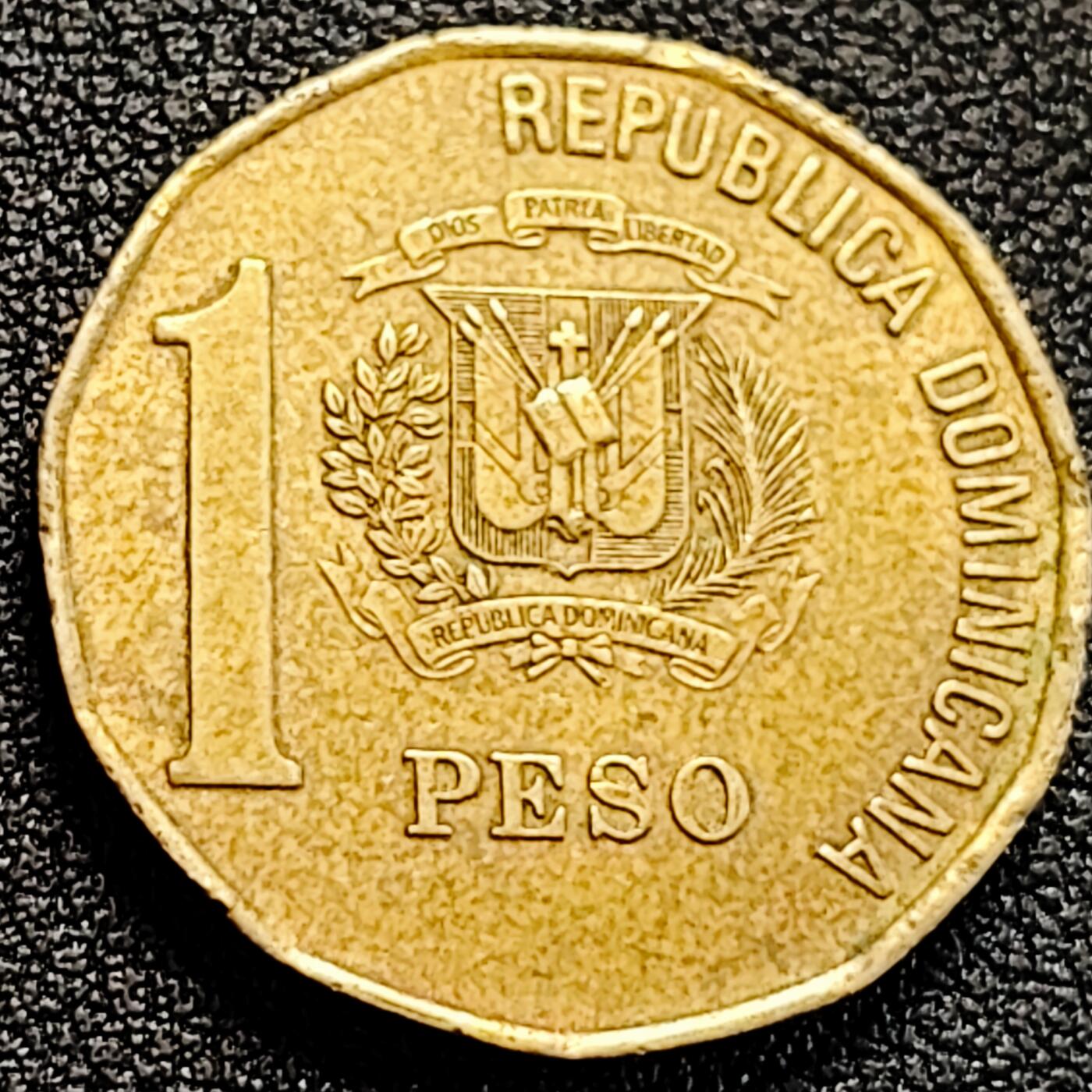 泉币菌-第162场- 新年第五场 精品福利场 国父胡安杜阿尔特 多米尼加 2002年1比索黄铜硬币 25毫米6.5g