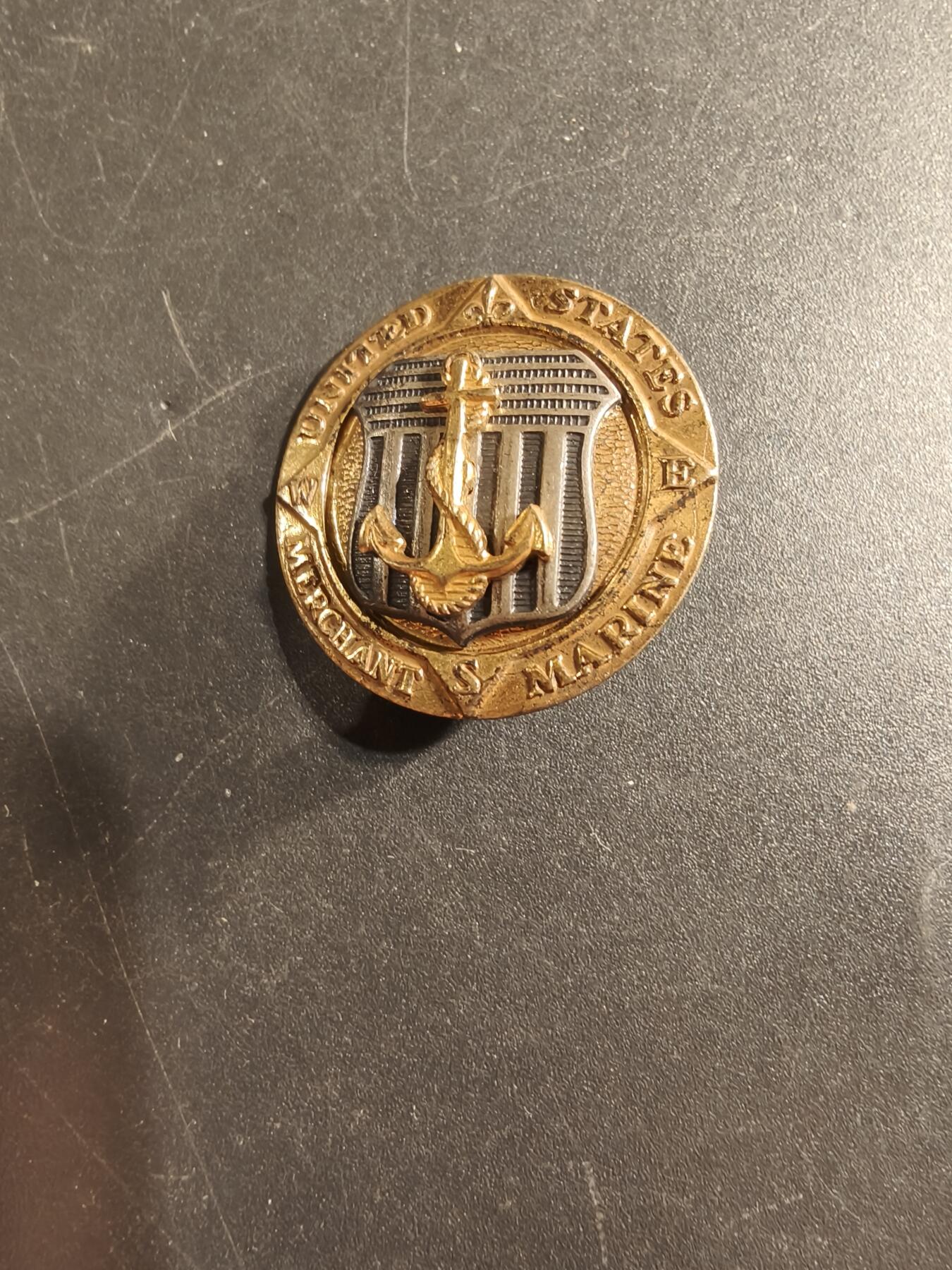 老王徽章第174期 美国二战海军商船队证章    925银镀金   珠宝商AECO.Utica造     二战时期横针版     7.2g 