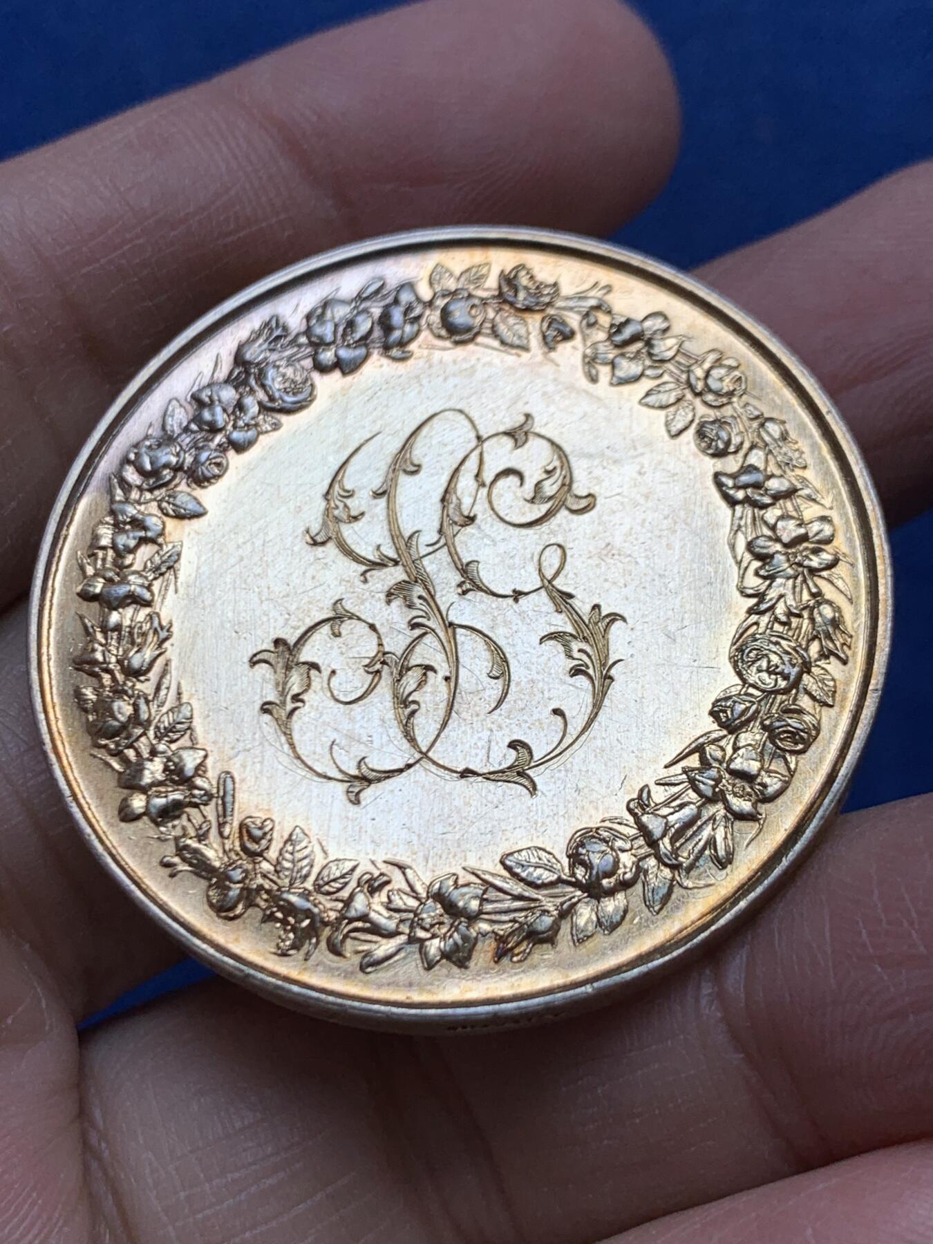 《竞宝斋》第454场 周日，周一 2场连拍 （全场包邮，欢迎送拍） 法国1873年结婚纪念镀金银章 大版 41.3MM 31.2克g 蜜蜂银标 少见好品 赐福