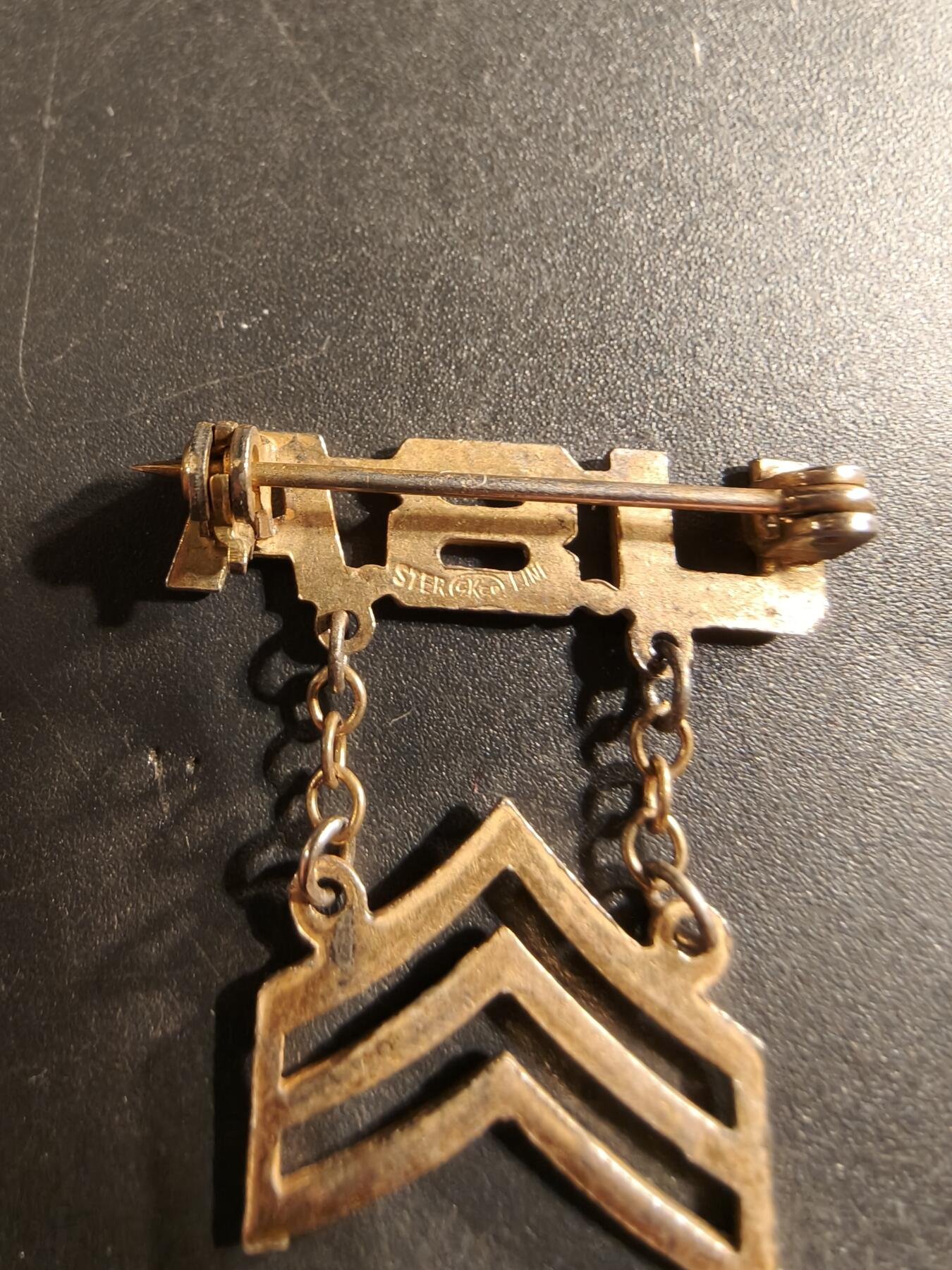 老王徽章第174期 美国二战陆军中士金属军衔证章     925银镀金    二战时期横针版     2.5g 