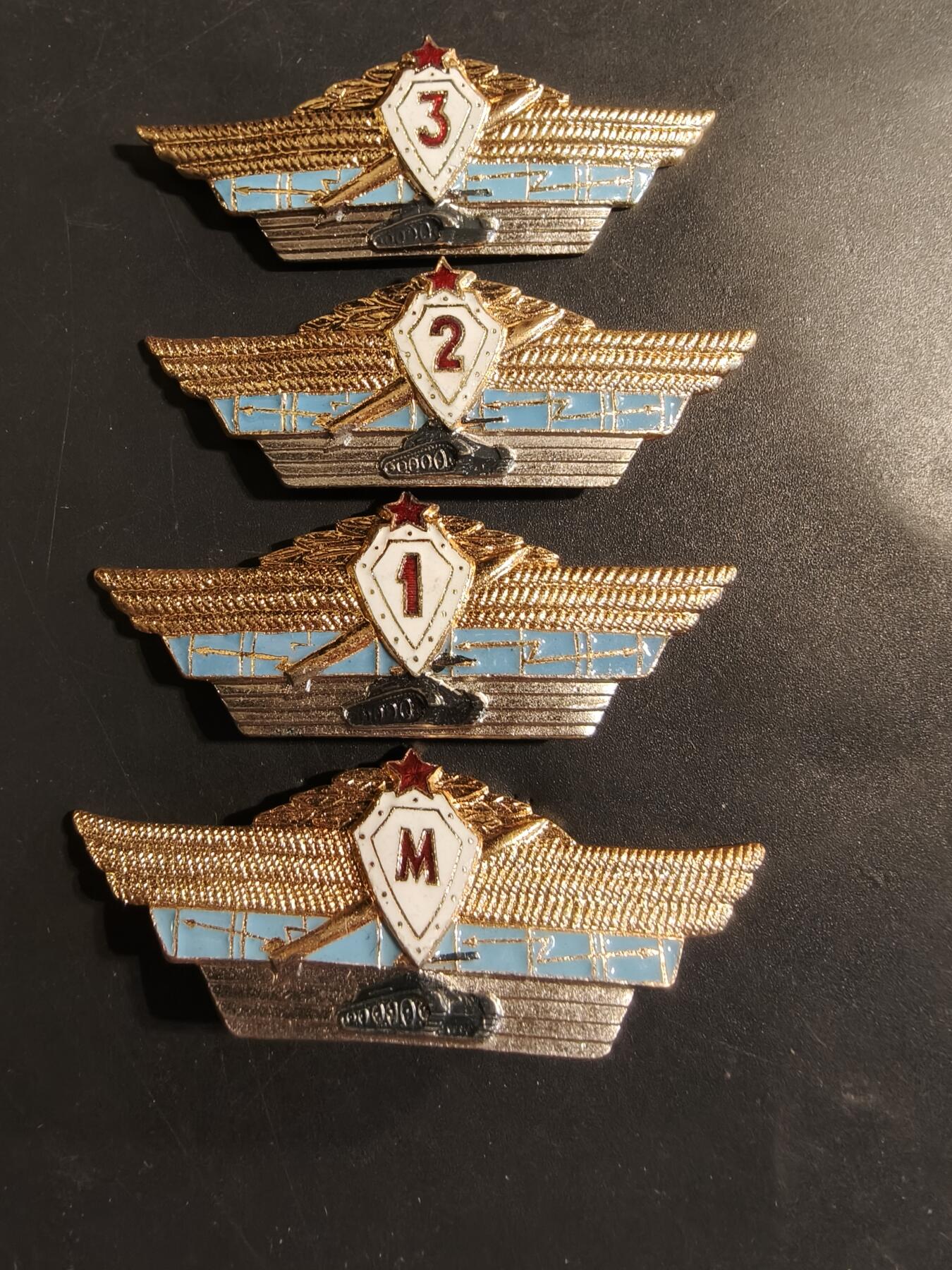 老王徽章第174期 苏联坦克兵123M级技能章一组