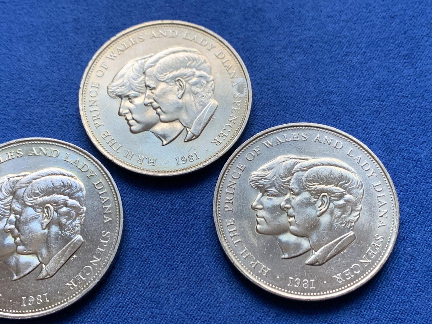 《竞宝斋》第454场 周日，周一 2场连拍 （全场包邮，欢迎送拍） 三枚一组 1981年戴安娜王妃结婚纪念大镍币，原光品相，转光丝滑