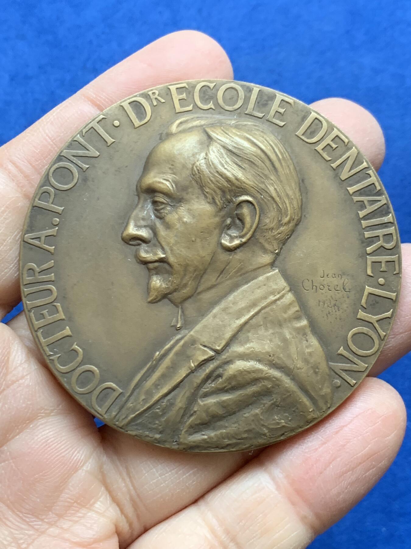 《竞宝斋》第454场 周日，周一 2场连拍 （全场包邮，欢迎送拍） 里昂牙科医院科学与艺术纪念铜章 93.85克 60.2mm 三角边铭