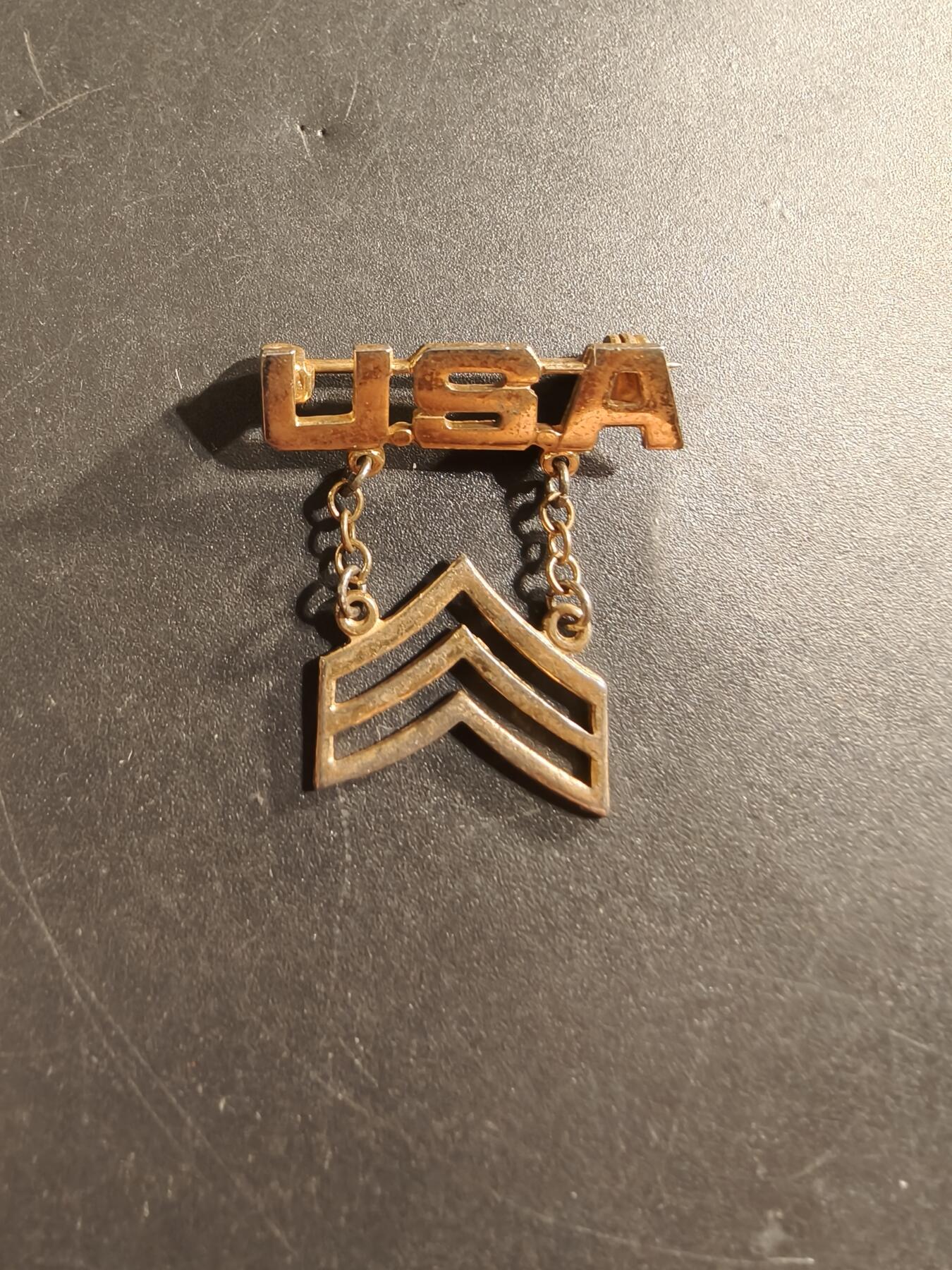 老王徽章第174期 美国二战陆军中士金属军衔证章     925银镀金    二战时期横针版     2.5g 