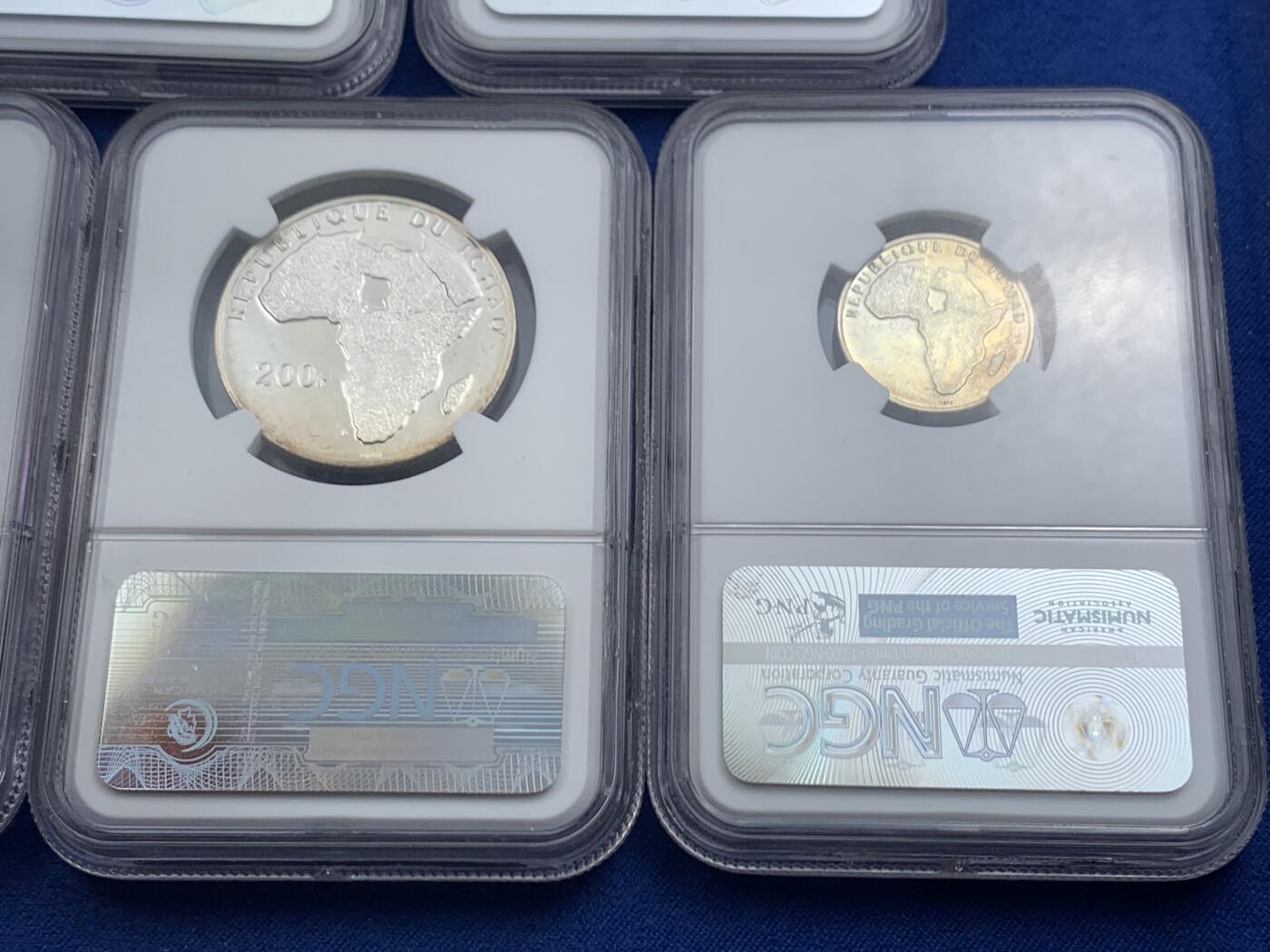 《竞宝斋》第454场 周日，周一 2场连拍 （全场包邮，欢迎送拍） 稀少5枚一组 NGC MS67-PF66 乍得 1970年 银币5枚套 都是非常稀少的品种 5枚中最多的发行量只有1300枚 值得入手 100F的盒子角落有磕