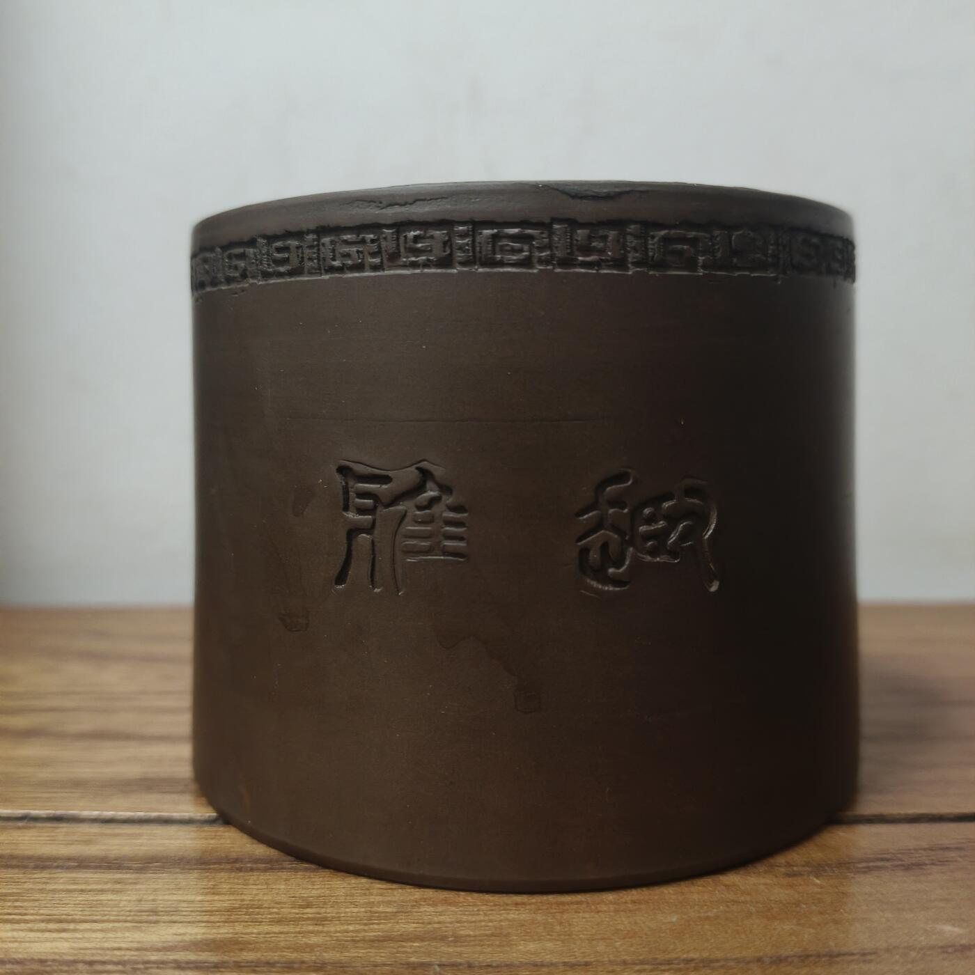 杂项专场 精工紫砂虫罐 高度7.8厘米，口沿宽8厘米，底部宽8.4厘米。 包浆自然 形体完整 内部无使用痕迹。