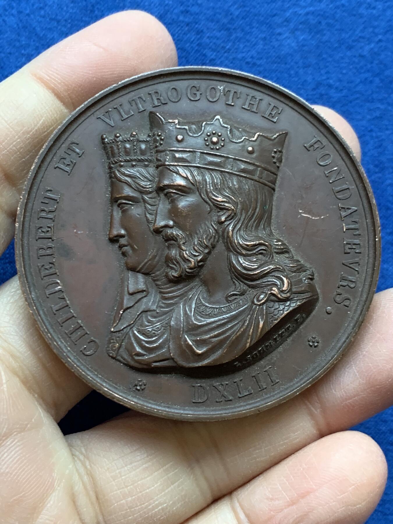 《竞宝斋》第454场 周日，周一 2场连拍 （全场包邮，欢迎送拍） 法国1845年里昂医院总理事会大铜章 94.9克 55.8mm 原铸 手指铜标 高浮雕