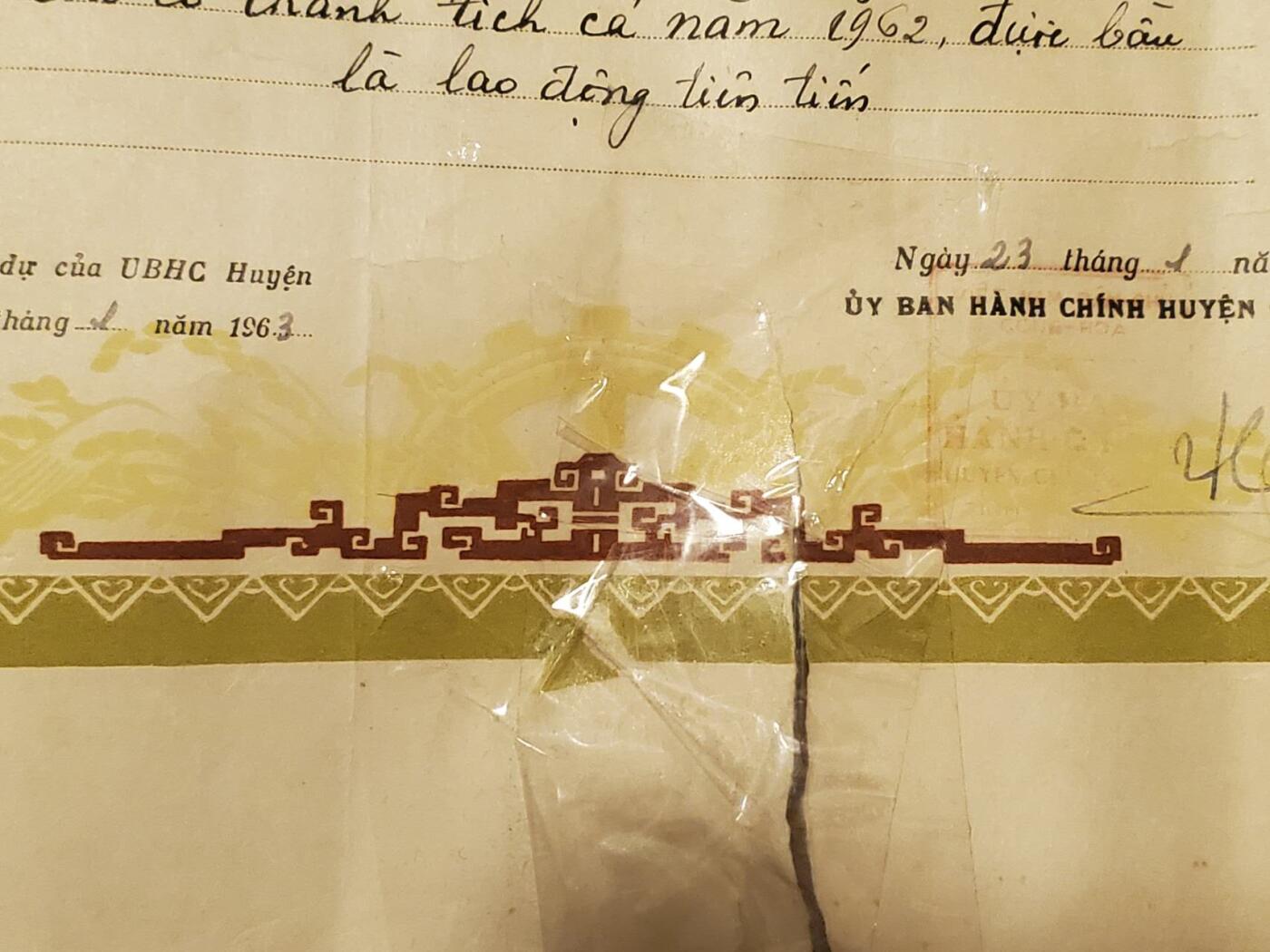 韵星假日拍卖第三十五期 -- Rimey Holidays Auction 34 越南民主共和国越战战前（1963）河内地方前妇联主席，地方人民委员会副主席陈氏银促进工业发展军功备战奖状 签名为亲签