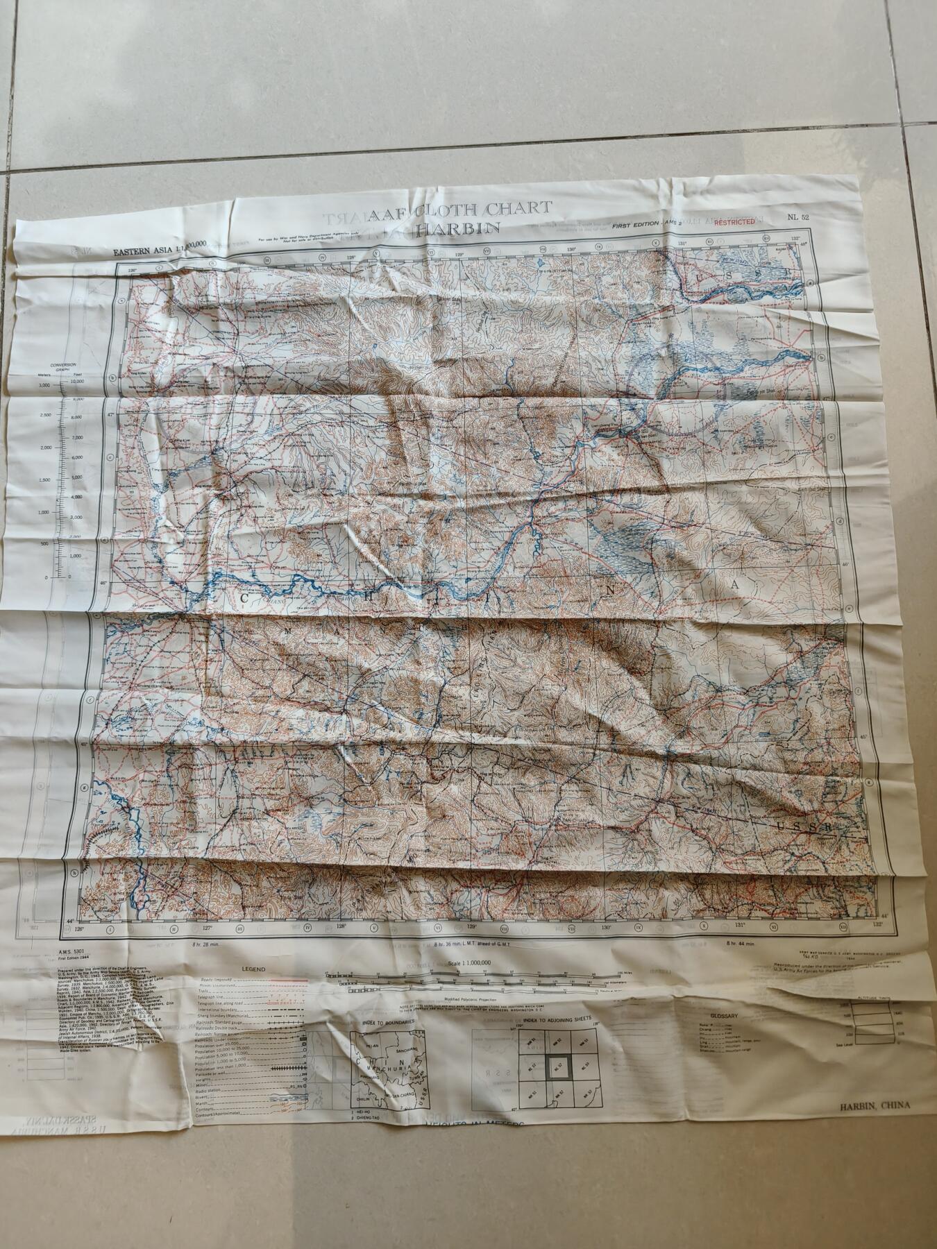 老王徽章第174期 美国二战陆军航空兵逃生图    丝质    正面为哈尔滨地区    背面为俄罗斯滨海边疆区斯帕斯克-达里尼，与黑龙江省接壤         尺寸约60×60cm