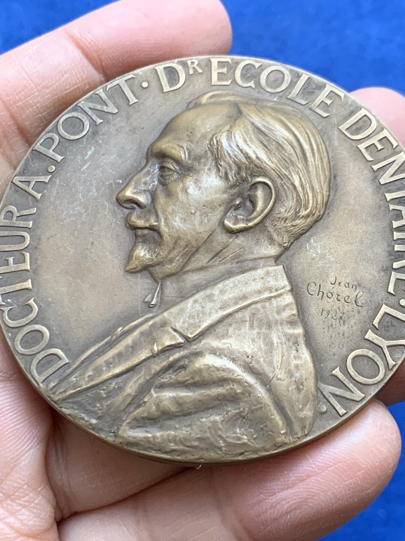 《竞宝斋》第454场 周日，周一 2场连拍 （全场包邮，欢迎送拍） 里昂牙科医院科学与艺术纪念铜章 93.85克 60.2mm 三角边铭