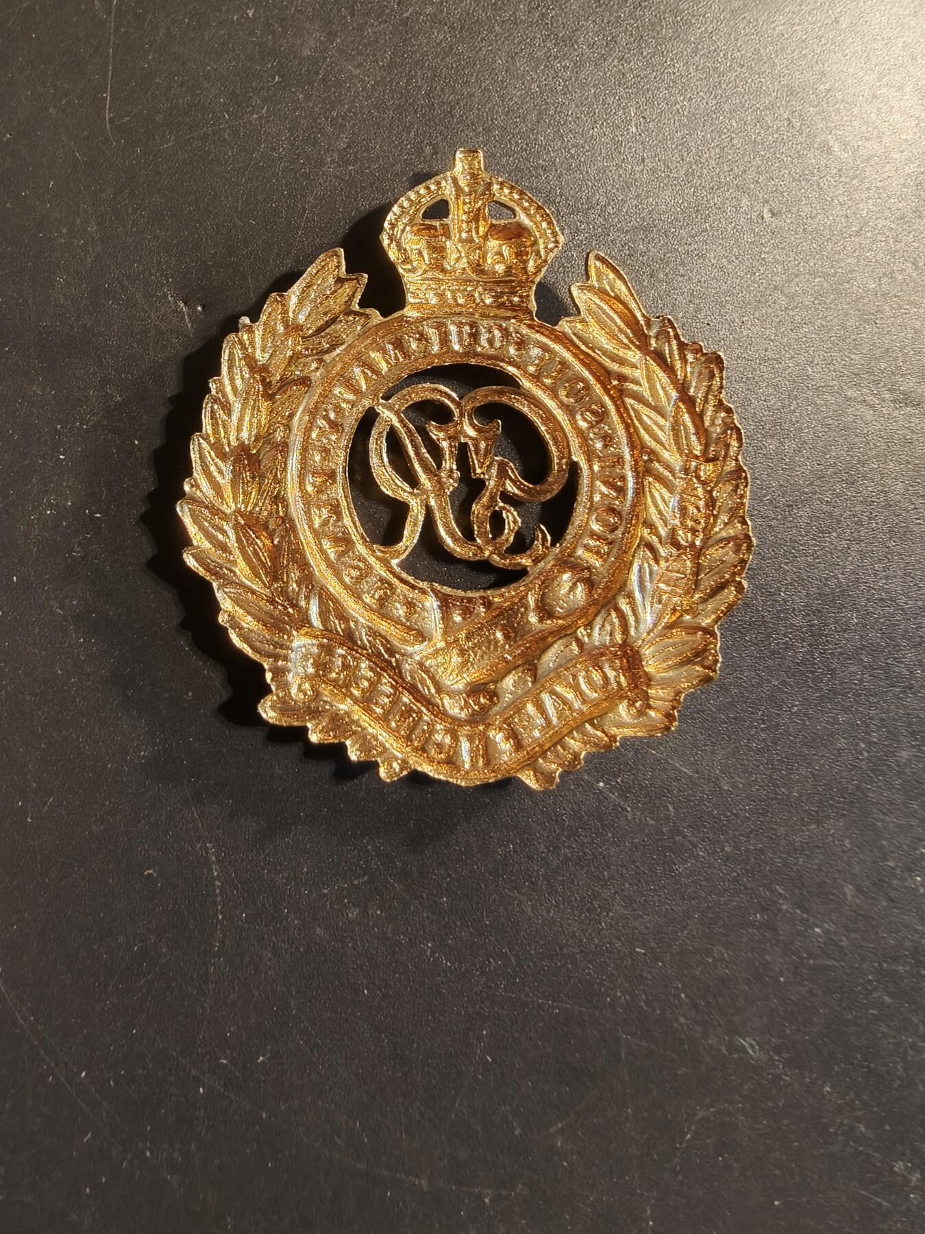 老王徽章第174期 英国皇家工兵团帽徽    二战时期   缺背杆