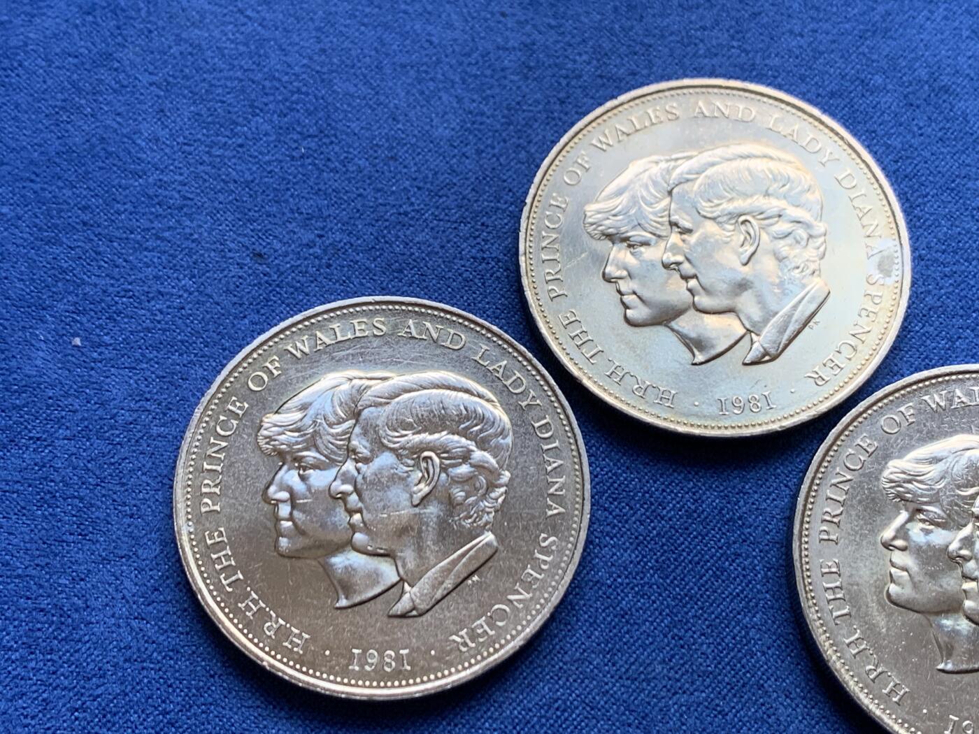《竞宝斋》第454场 周日，周一 2场连拍 （全场包邮，欢迎送拍） 三枚一组 1981年戴安娜王妃结婚纪念大镍币，原光品相，转光丝滑