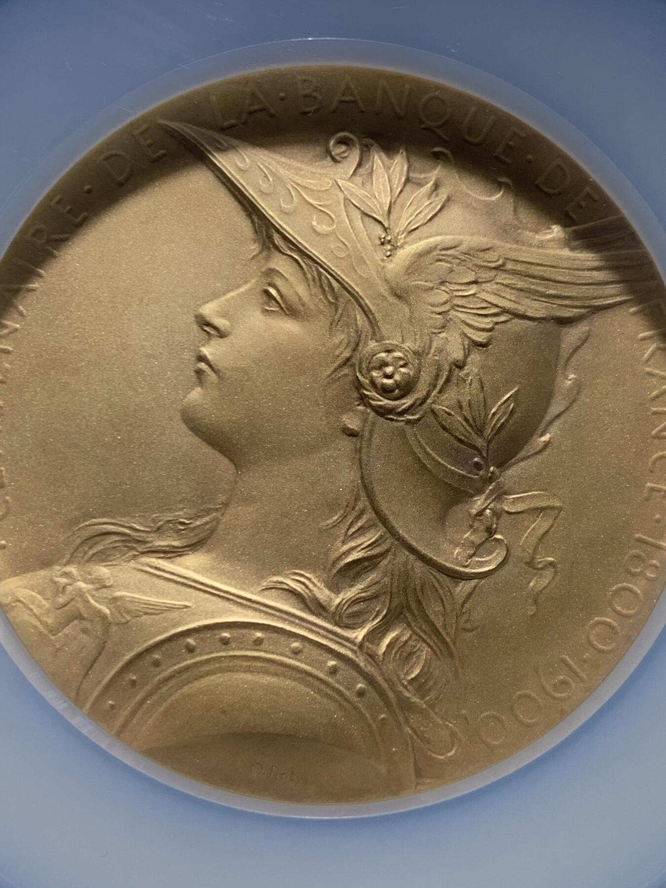 《竞宝斋》第454场 周日，周一 2场连拍 （全场包邮，欢迎送拍） 唯一冠军分 NGC MS67 法国 1900 法兰西银行百年纪念镀金大银章 奥斯卡·罗蒂大师的扛鼎之作（银镀金版本） 大盒加厚盒 状态极美 顶级高分