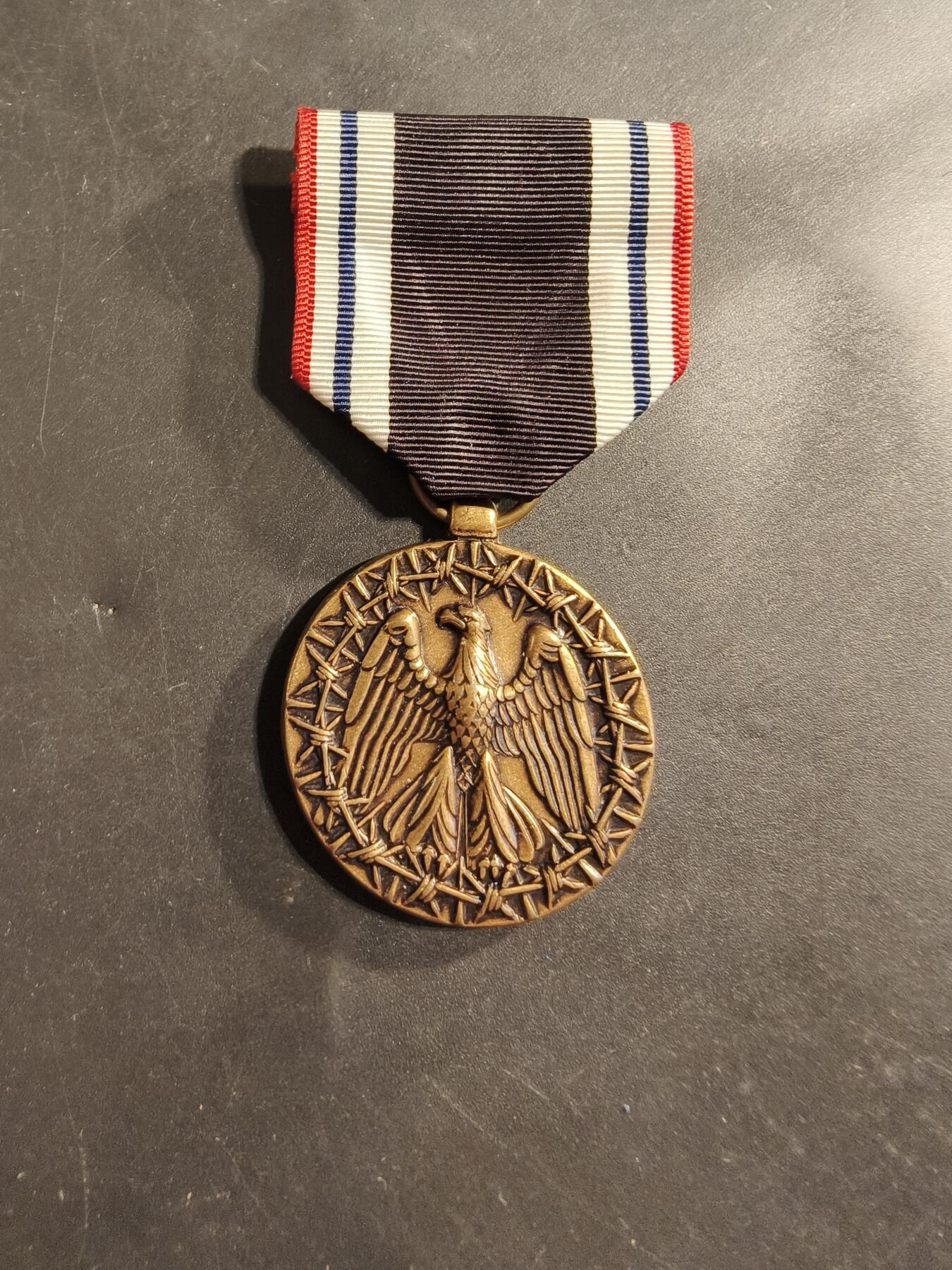 老王徽章第174期 美国荣誉战俘纪念章    该奖章于1985年由美国国会授权，并由罗纳德·里根总统签署成为法律。  可追溯至1917年4月5日，授予在战俘营被俘虏并被关押的美国军事人员。 