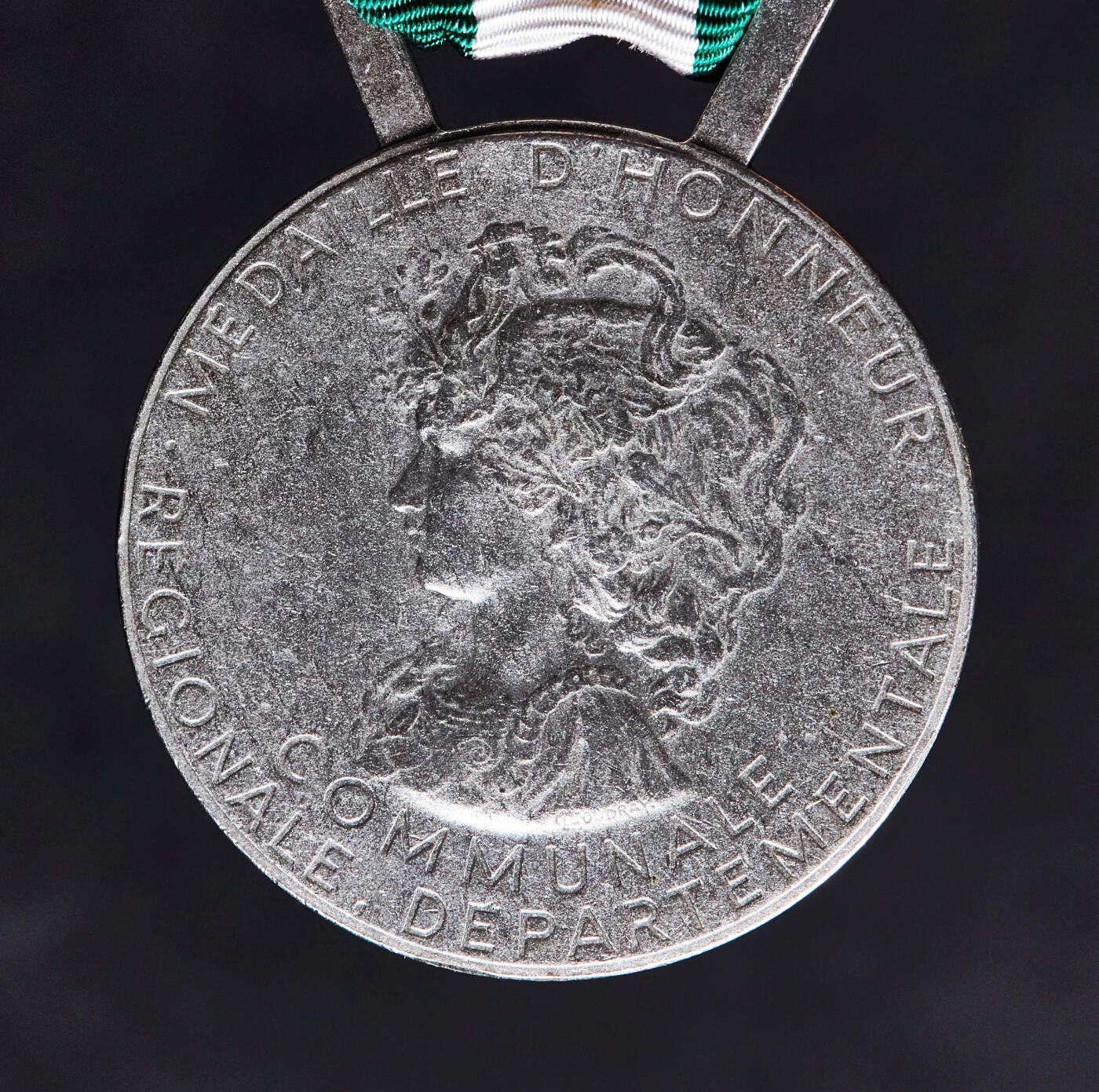 【俄甄集藏】2026年(046)01-07 星期三 晚 19:30 全场包邮 法国2008年地方行政服务勋章，铜质镀银，直径：34mm，高：42mm，重量：25克