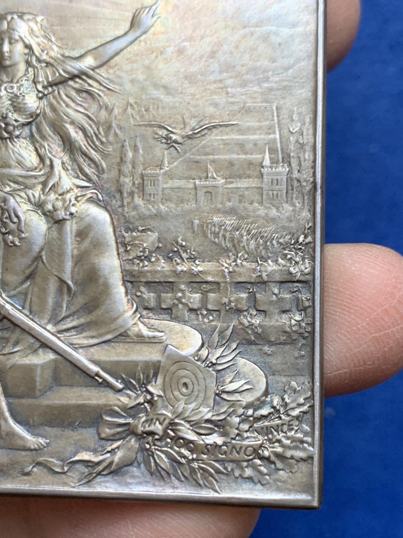 《竞宝斋》第454场 周日，周一 2场连拍 （全场包邮，欢迎送拍） 法国射击协会联合会颁发 1901年射击节大银章 好品 包浆很好 丰饶角银 带原始皮套  大尺寸64*48.2mm 71.4克 丰饶角银标