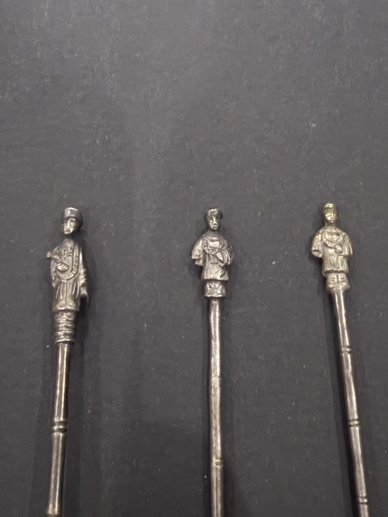 海外回流精品（欧美专场） 欧洲回流清代纯银勺子、水果叉子三把，有款，12.2cm，27.7g。