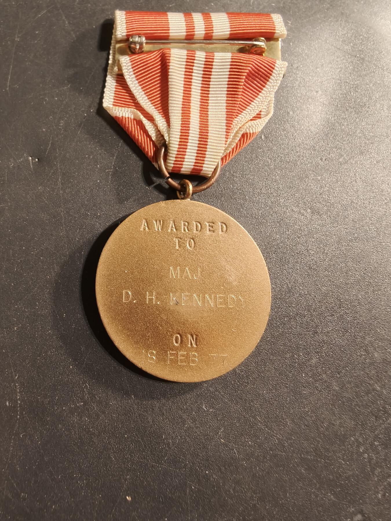 老王徽章第174期 美国阿拉巴马州国民警卫队嘉奖奖章     少见实发版   1977年2月授予少校      带边铭厂标