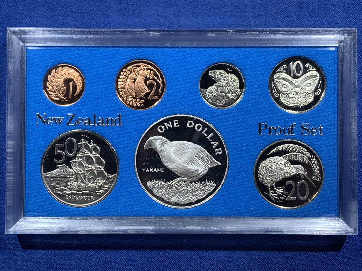 《竞宝斋》第454场 周日，周一 2场连拍 （全场包邮，欢迎送拍） 新西兰1982年伊丽莎白二世精制套币，其中最大面值的南秧鸡一元为银币，27.2克，925银