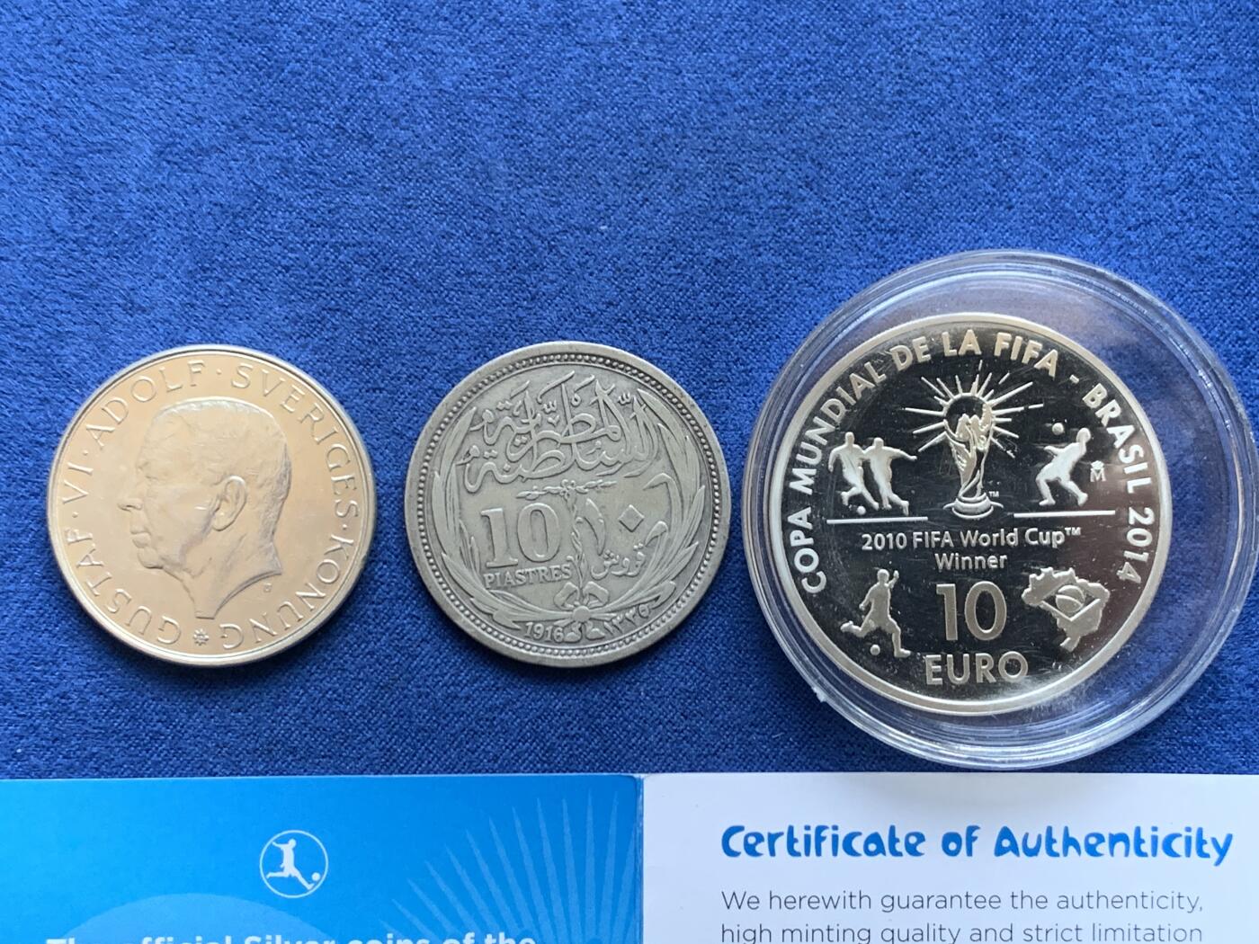 《竞宝斋》第454场 周日，周一 2场连拍 （全场包邮，欢迎送拍） 外国银币一组 总重58.85克 埃及1916年10皮阿斯特 13.7克 833银 + 瑞典1972年10克朗 18.1克 830银 + 2013年西班牙世界杯 27克 925银 带证书