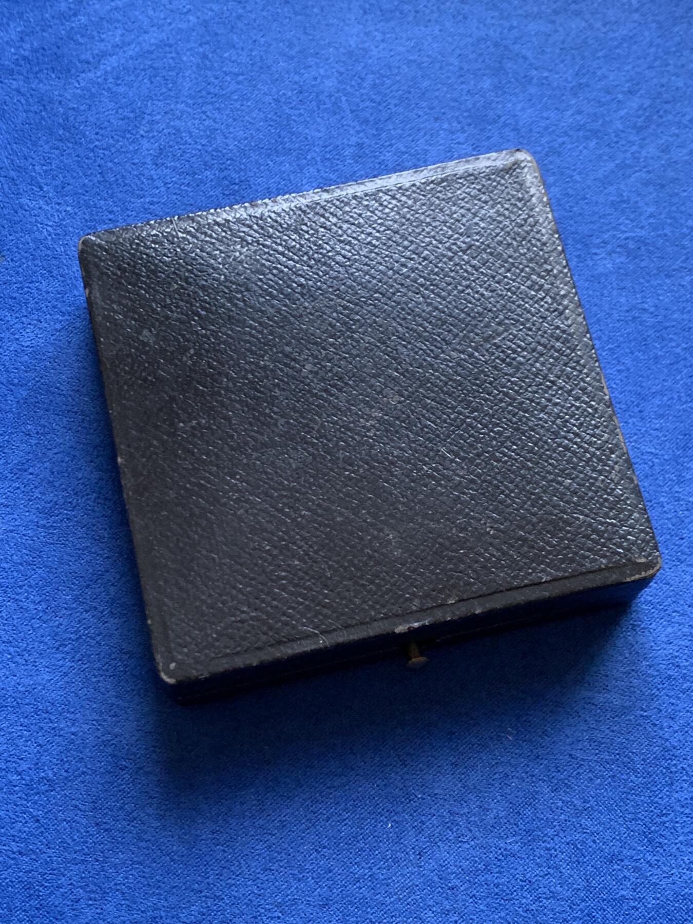 《竞宝斋》第454场 周日，周一 2场连拍 （全场包邮，欢迎送拍） 1886年法国射击节大银章 77.4克 58.6mm 丰饶角银标 带盒