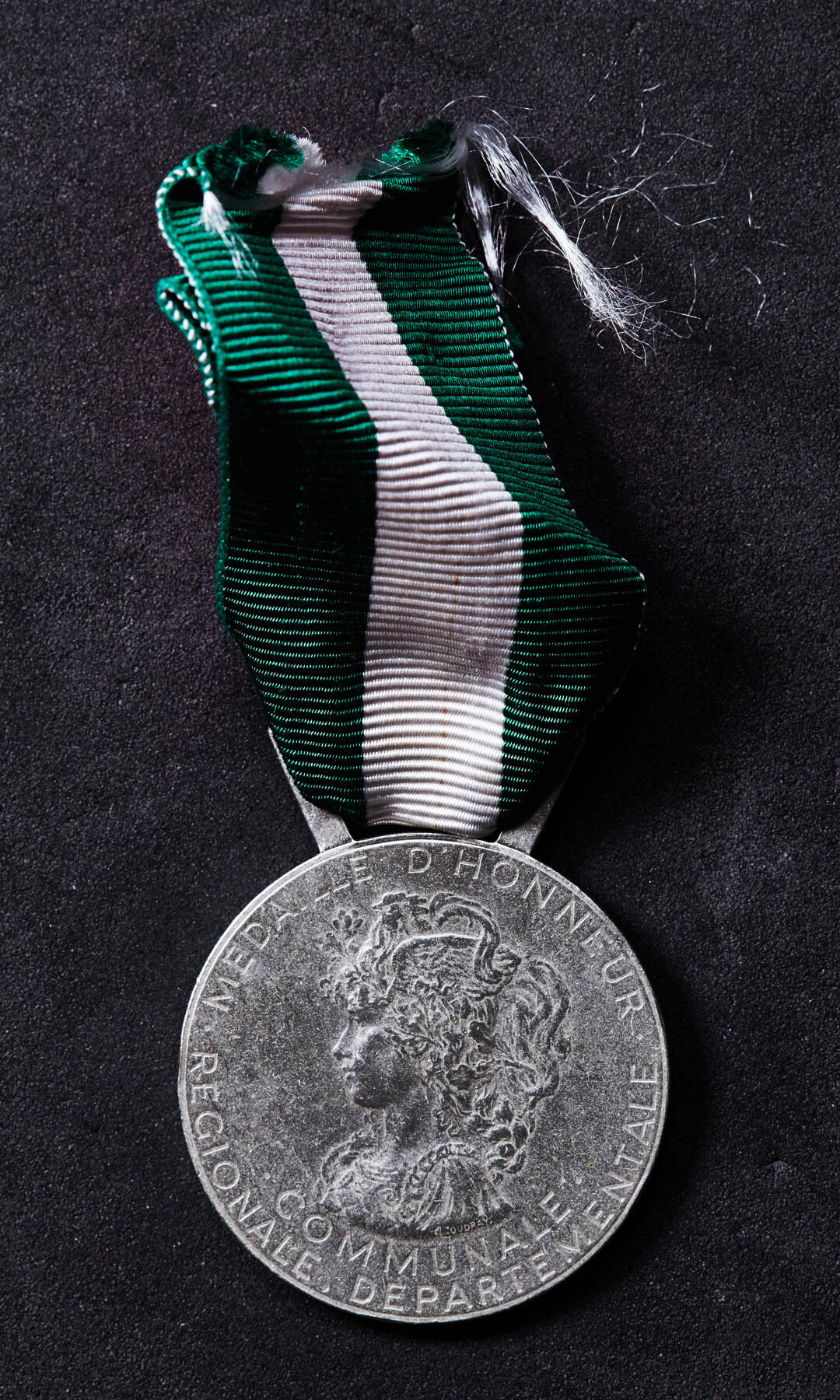 【俄甄集藏】2026年(046)01-07 星期三 晚 19:30 全场包邮 法国2008年地方行政服务勋章，铜质镀银，直径：34mm，高：42mm，重量：25克