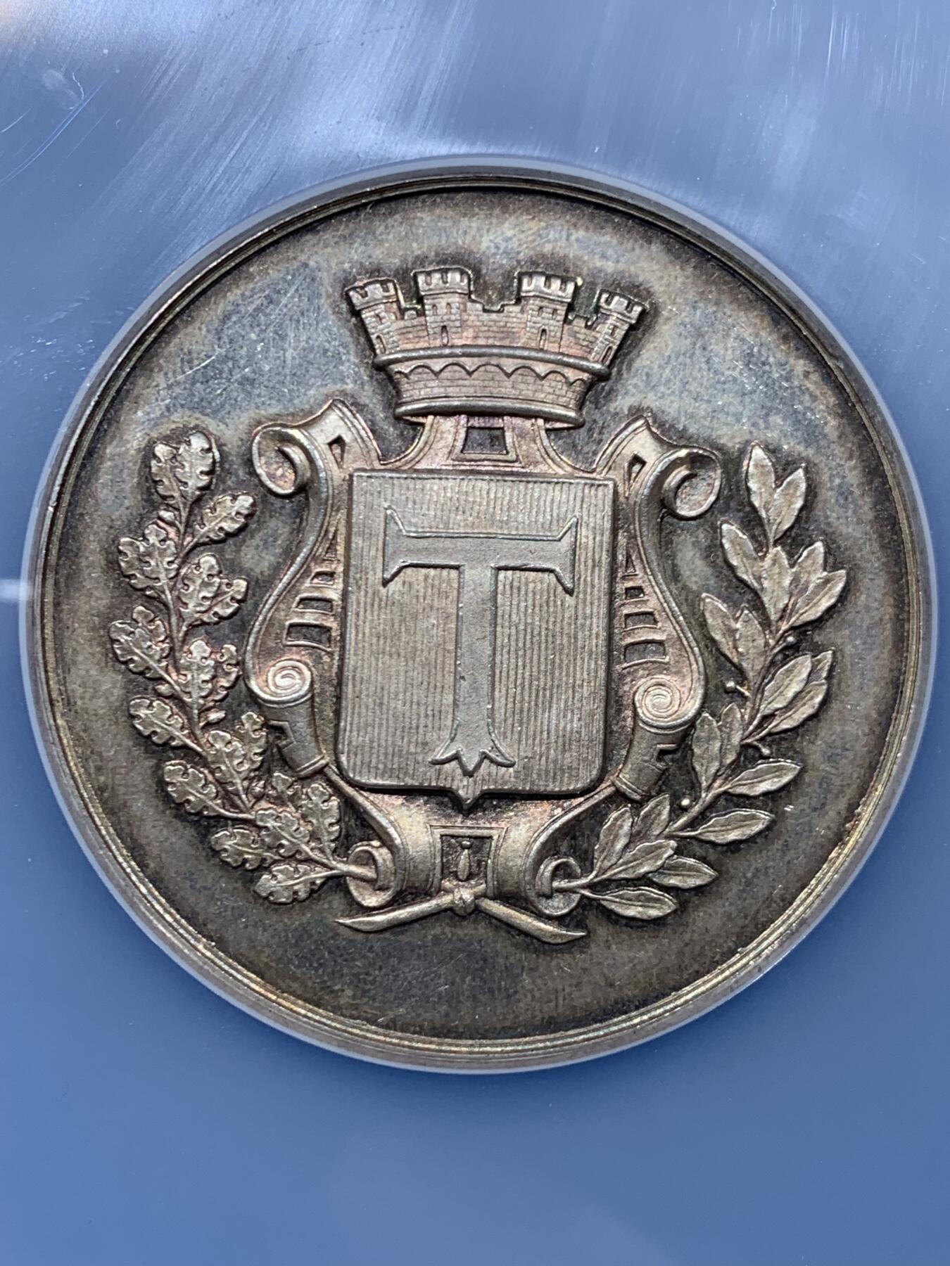 《竞宝斋》第454场 周日，周一 2场连拍 （全场包邮，欢迎送拍） NGC MS63 法国1904年图尔奈农业竞赛银质奖章 50mm大银章 欧陆金色包浆 品相状态一流 NGC大盒装