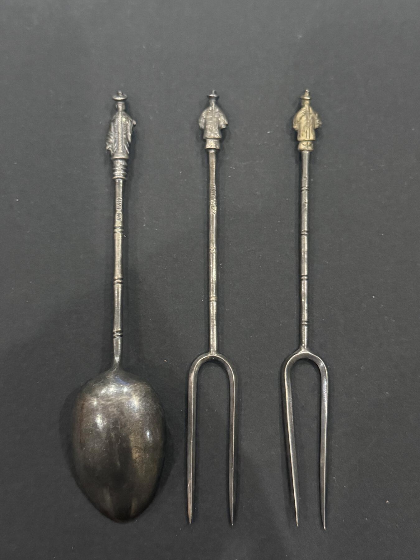 海外回流精品（欧美专场） 欧洲回流清代纯银勺子、水果叉子三把，有款，12.2cm，27.7g。