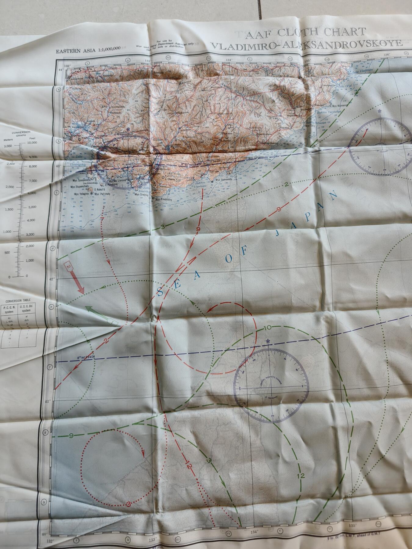 老王徽章第174期 美国二战陆军航空兵逃生图 丝质   一面是日本海沿岸的弗拉基米罗-亚历山德罗夫斯科耶（位于今俄罗斯滨海边疆区），另一面是大泊（位于今日本北海道）   尺寸约60×60cm