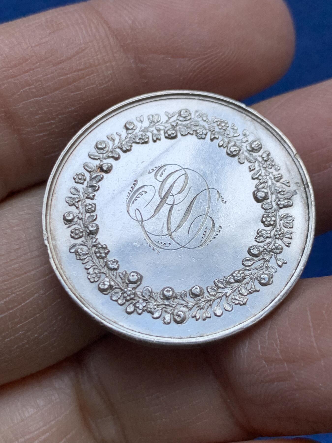 《竞宝斋》第454场 周日，周一 2场连拍 （全场包邮，欢迎送拍） 法国1844年结婚纪念银章 29.2MM 12g 银币边铭