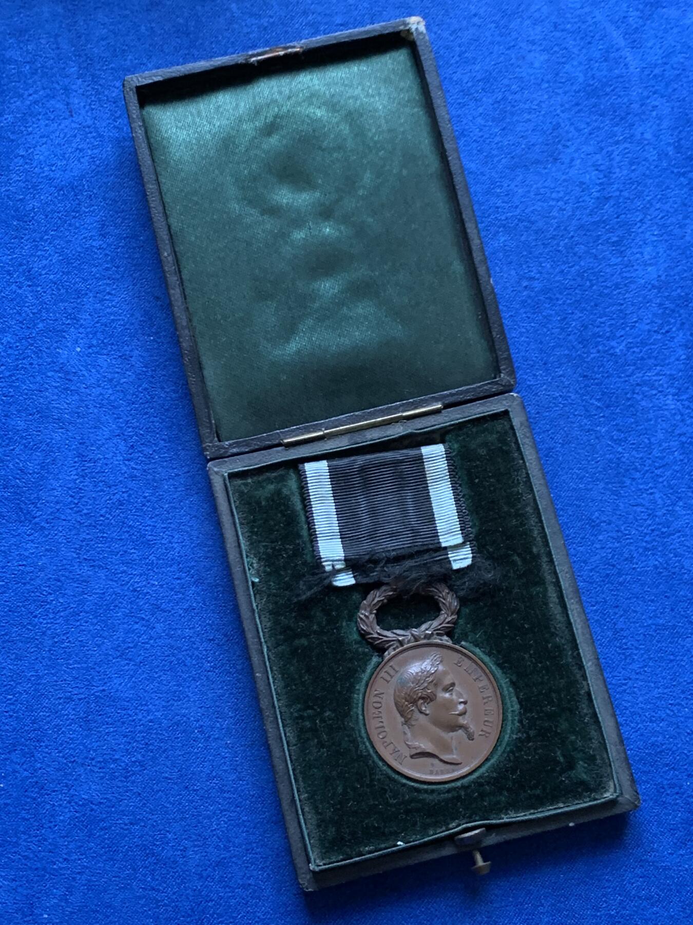 《竞宝斋》第454场 周日，周一 2场连拍 （全场包邮，欢迎送拍） 1866年法国互助会荣誉勋章 带原盒 总重14.1克