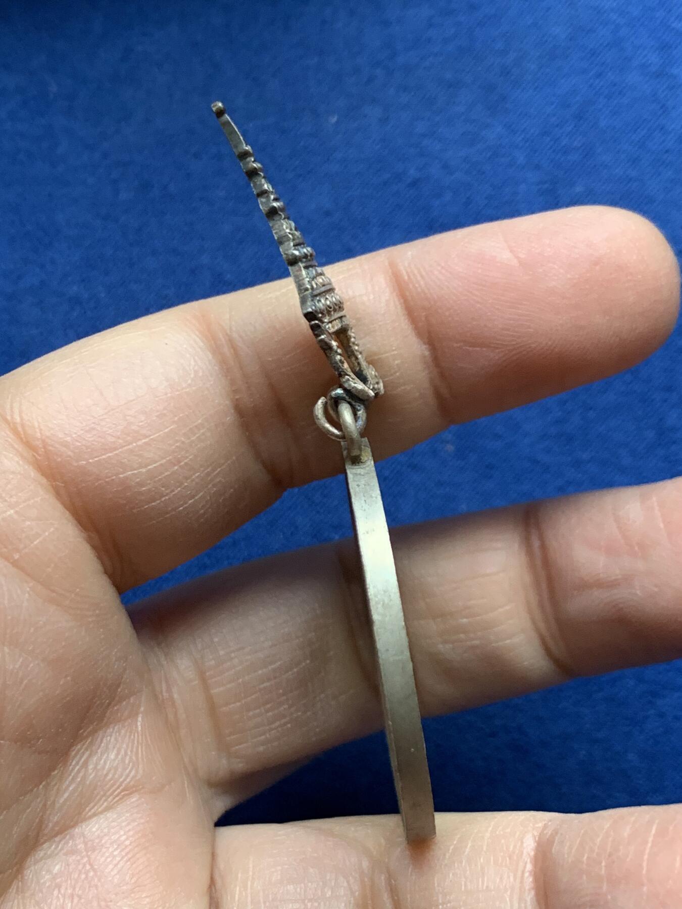 《竞宝斋》第454场 周日，周一 2场连拍 （全场包邮，欢迎送拍） 原盒 泰国银质白象宝塔勋章，历史可以追溯到1861年由当时的君主拉玛四世创立。约上世纪中期发行，佛塔背面有泰文戳记，裸章重约：21.5克。原盒原绶带。这个勋章专门为表彰那些在艺术、科学、商业、外交等领域有杰出贡献的知名人士，状态如图，近未使用品，疑似背面挂环脱落，介意勿拍！