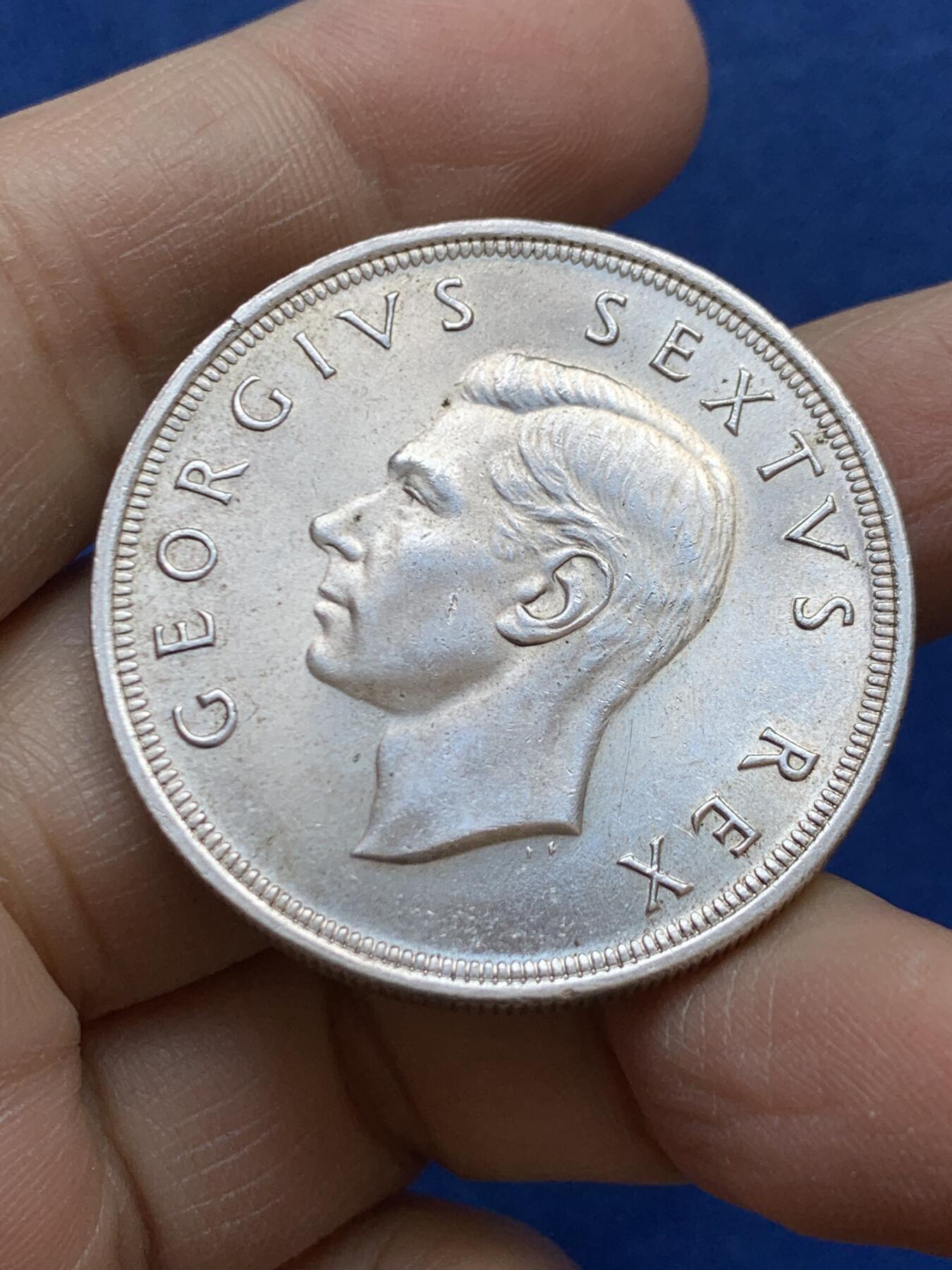 《竞宝斋》第454场 周日，周一 2场连拍 （全场包邮，欢迎送拍） 南非1952年发现开普敦300周年5先令银币 带光好品