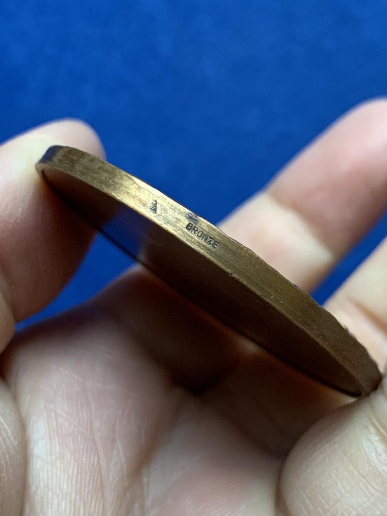 《竞宝斋》第454场 周日，周一 2场连拍 （全场包邮，欢迎送拍） 法国农业奶牛养殖单面铜章 56.9克 49mm 三角铜标